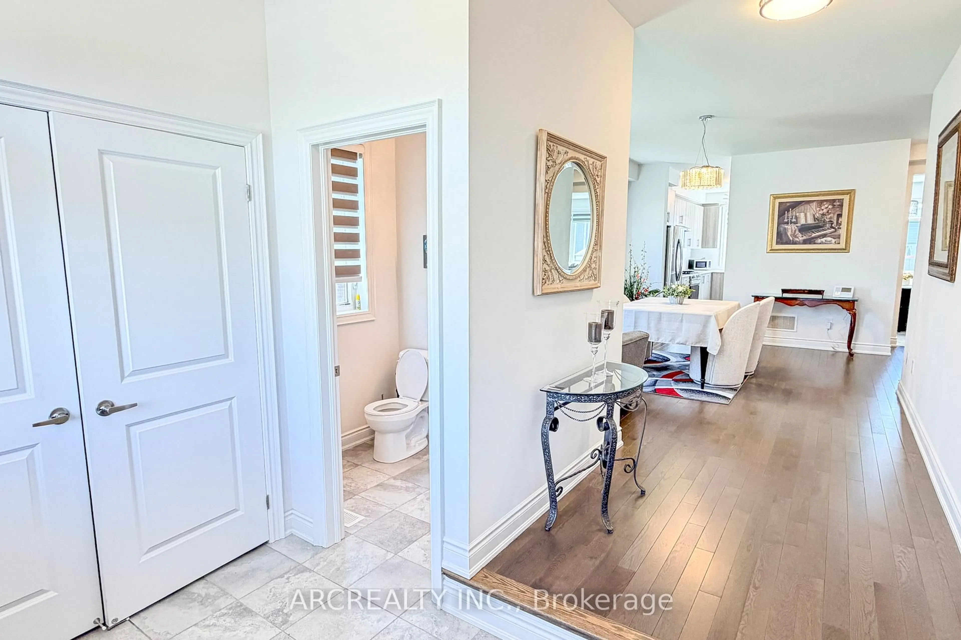 Indoor entryway for 18 Emerald St, Wasaga Beach Ontario L9Z 0K8