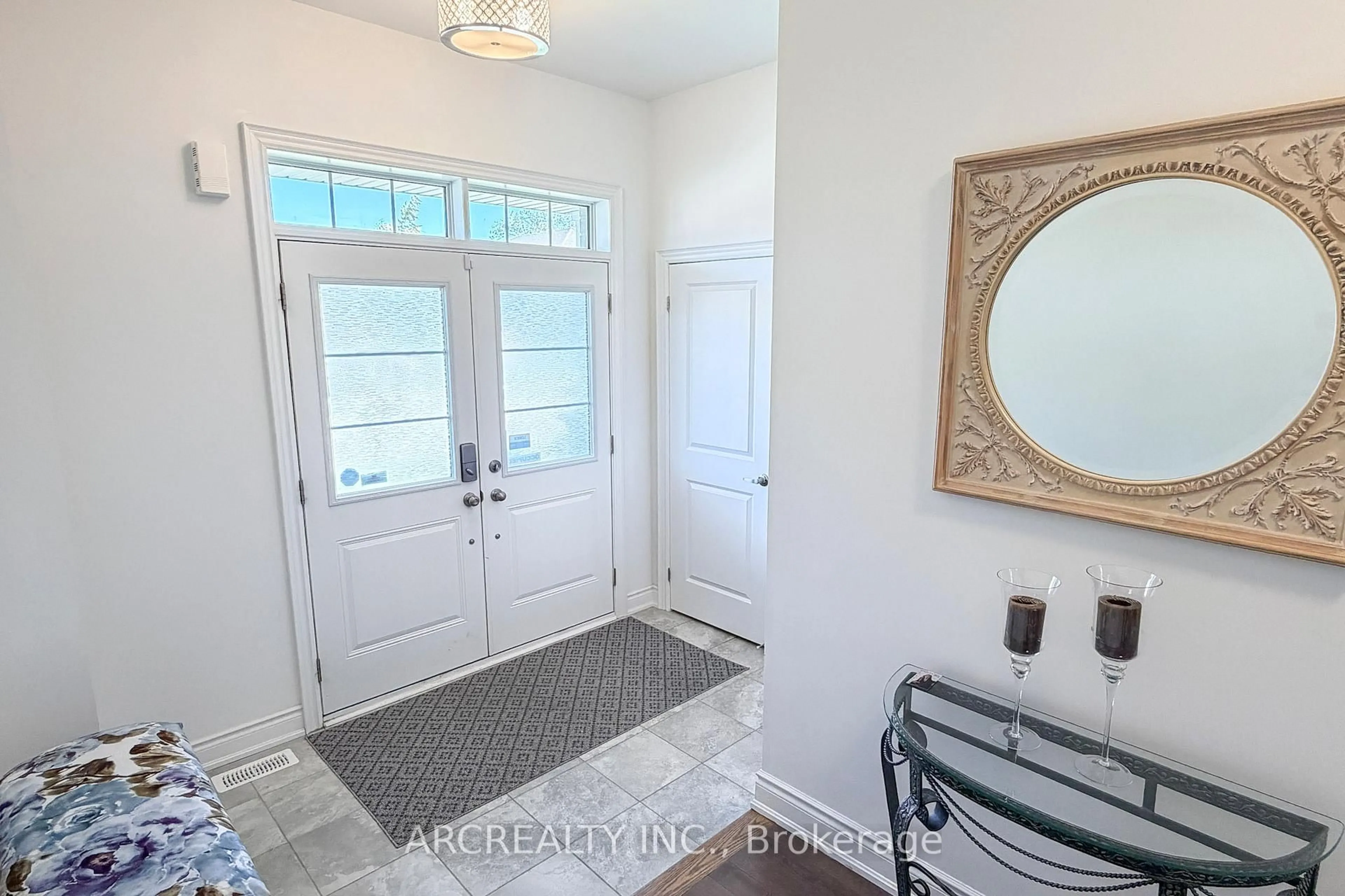 Indoor entryway for 18 Emerald St, Wasaga Beach Ontario L9Z 0K8