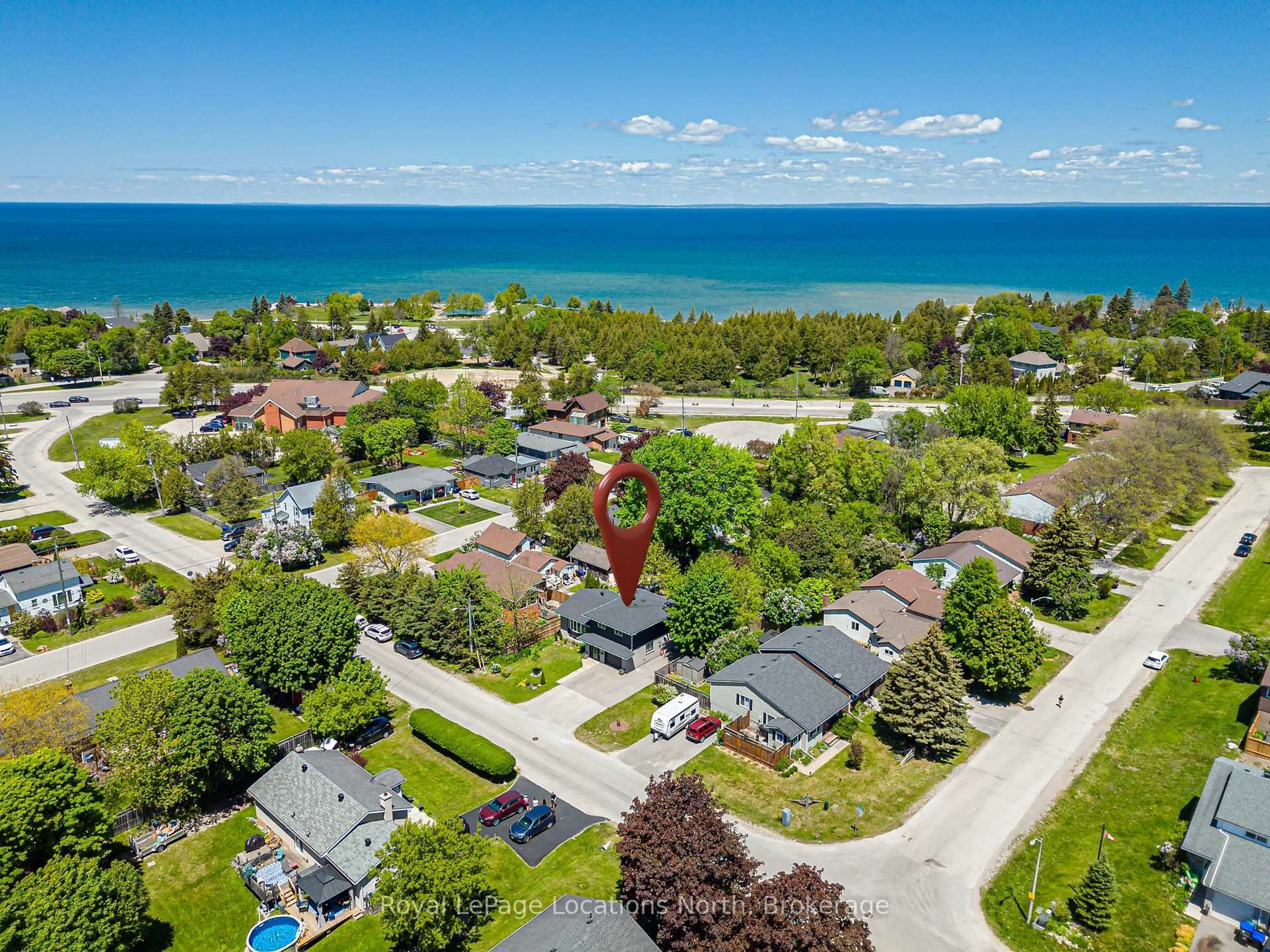 A pic from outside/outdoor area/front of a property/back of a property/a pic from drone, water/lake/river/ocean view for 131 Albert St, Collingwood Ontario L9Y 3Y4
