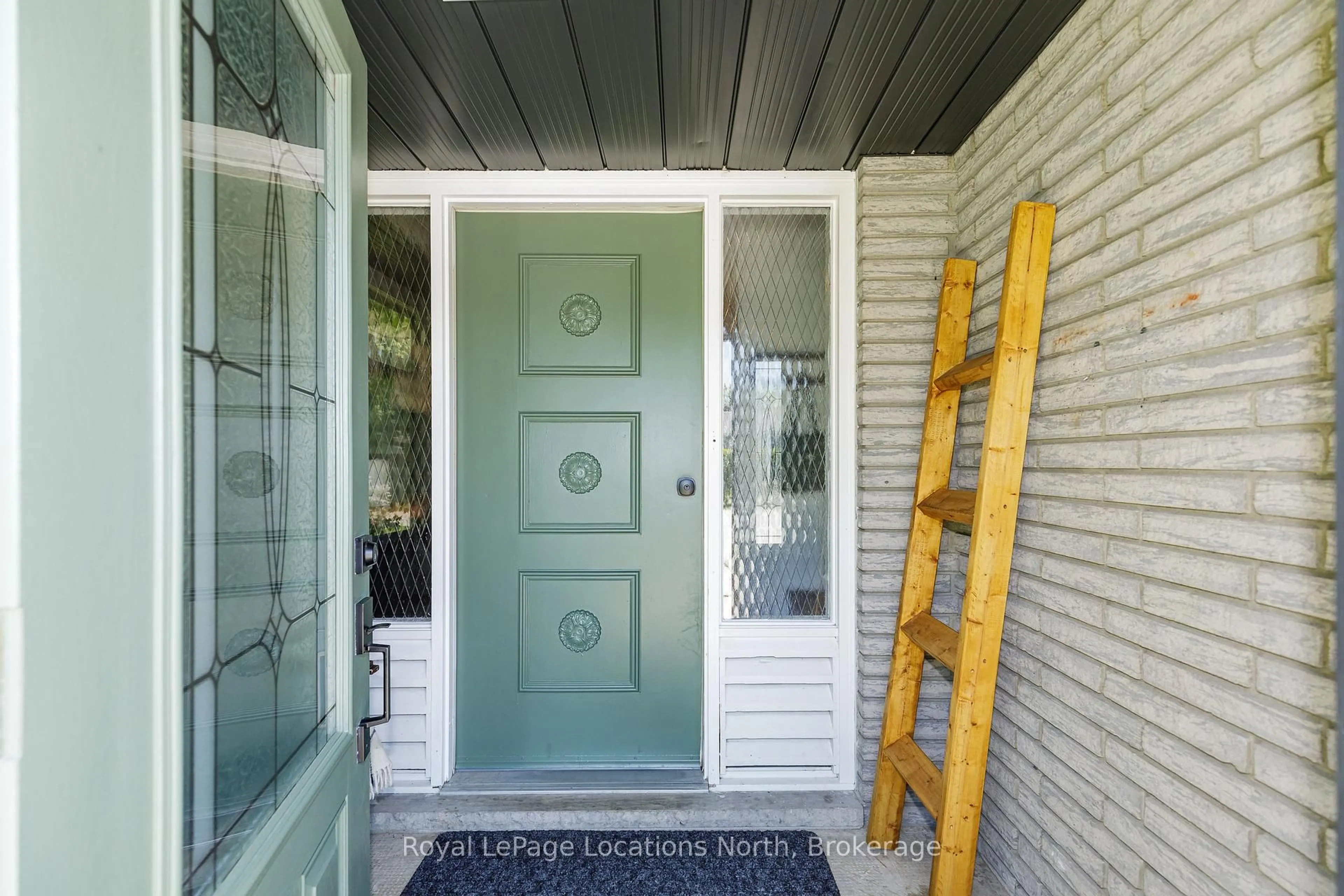 Indoor entryway for 131 Albert St, Collingwood Ontario L9Y 3Y4