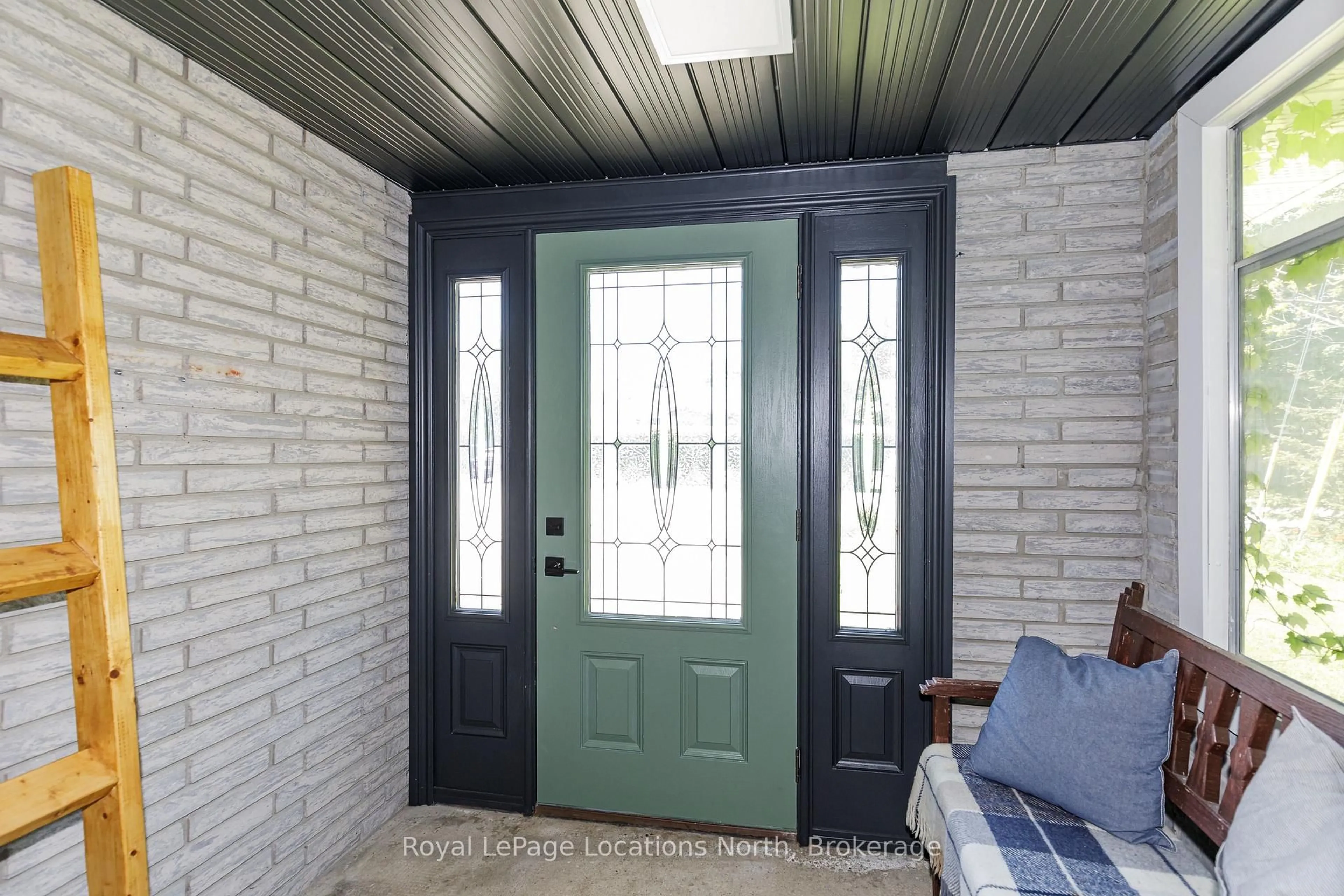 Indoor entryway for 131 Albert St, Collingwood Ontario L9Y 3Y4