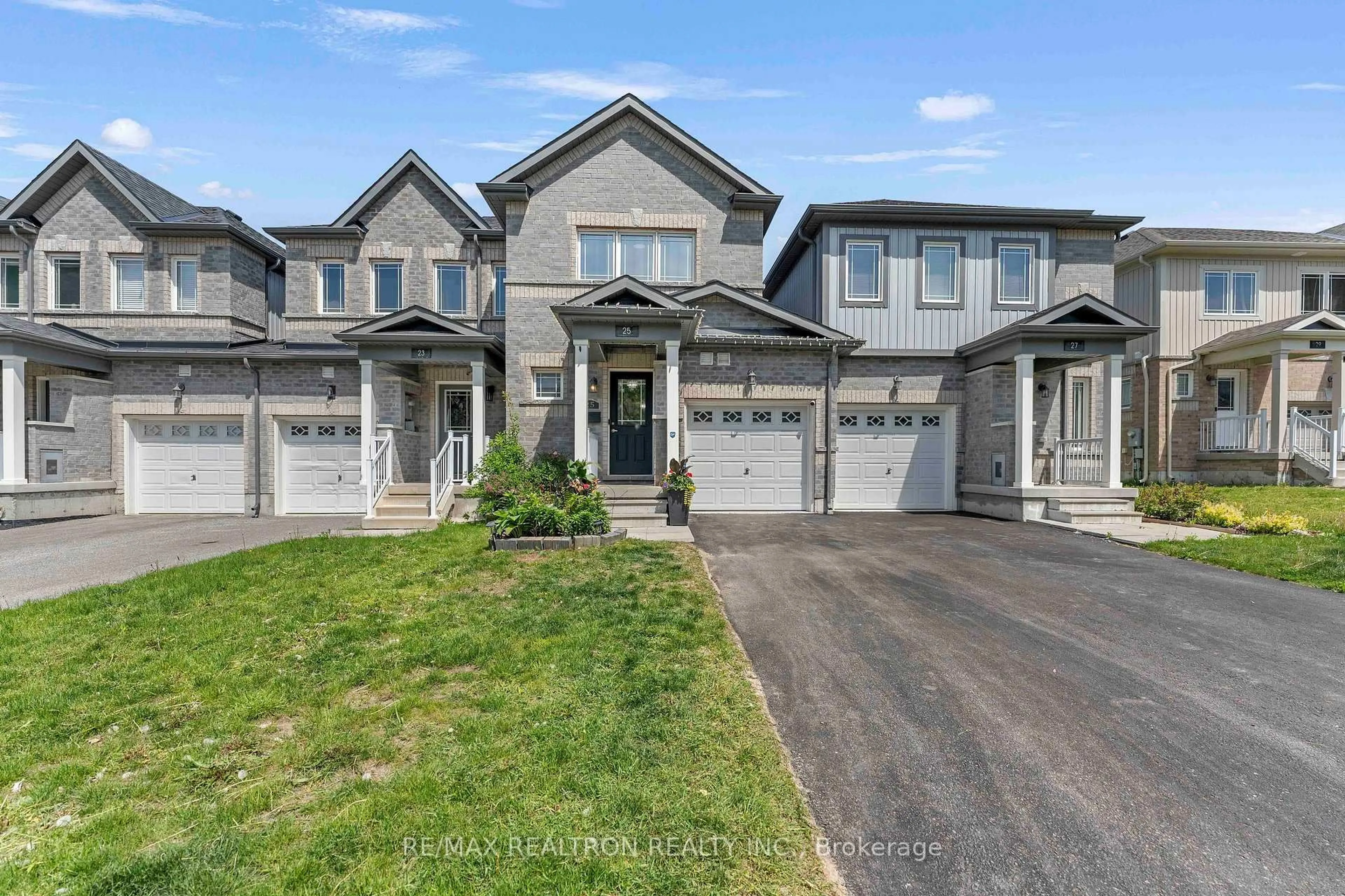 Home with brick exterior material, street for 25 ROBINSON St, Barrie Ontario L4N 3J1