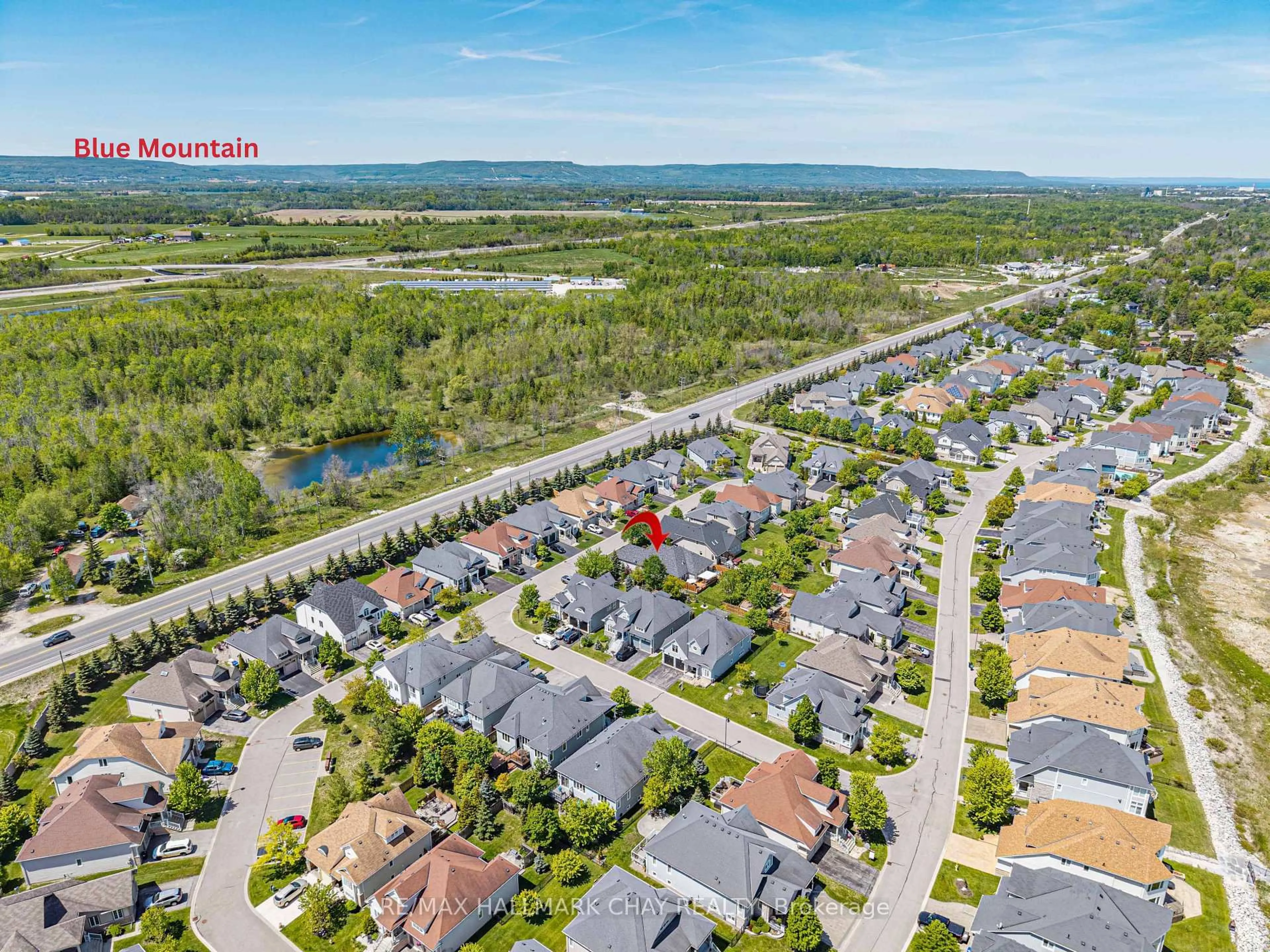 A pic from outside/outdoor area/front of a property/back of a property/a pic from drone, unknown for 19 Starboard Circ, Wasaga Beach Ontario L9Z 0E9