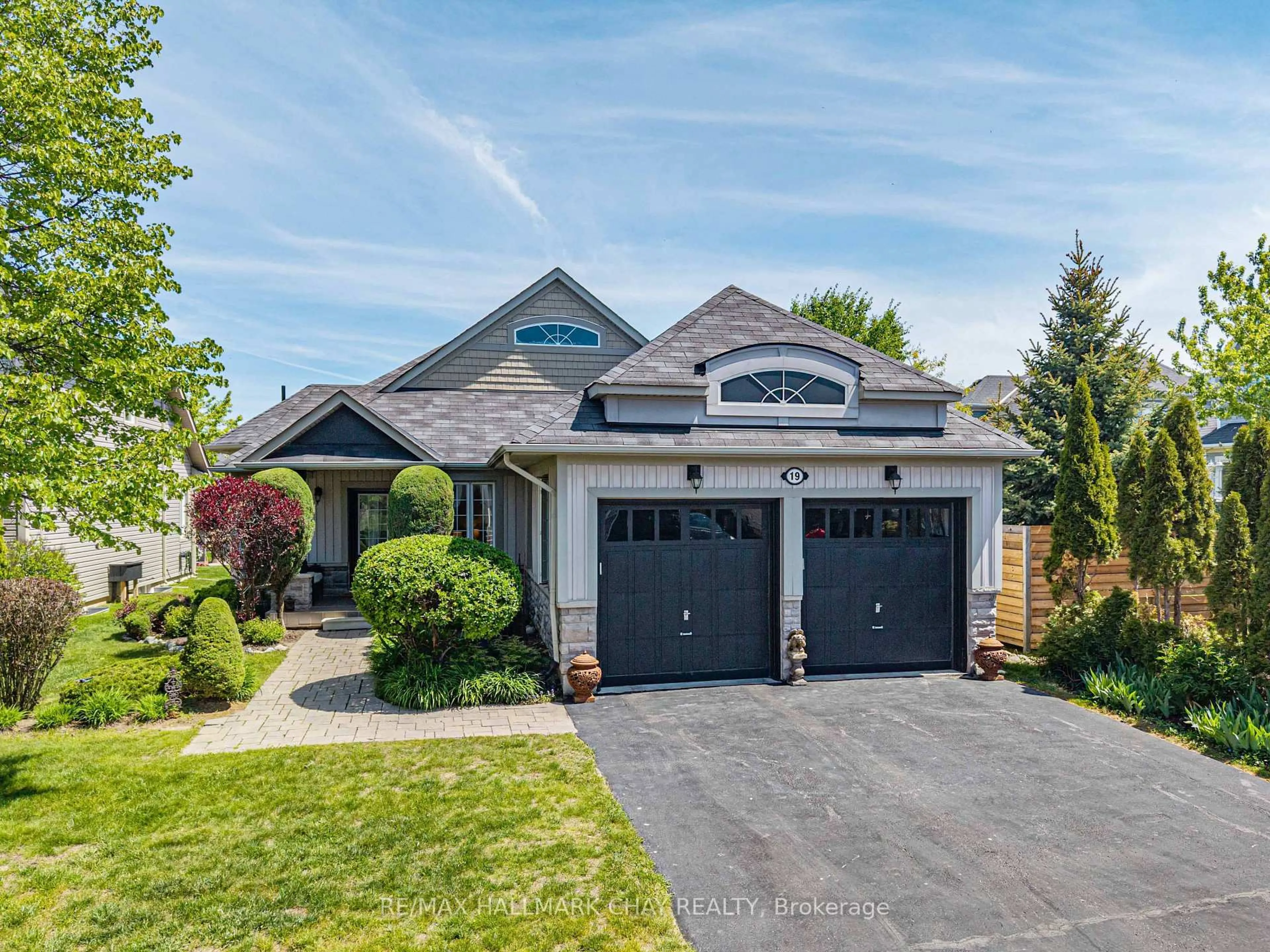 Home with brick exterior material, street for 19 Starboard Circ, Wasaga Beach Ontario L9Z 0E9