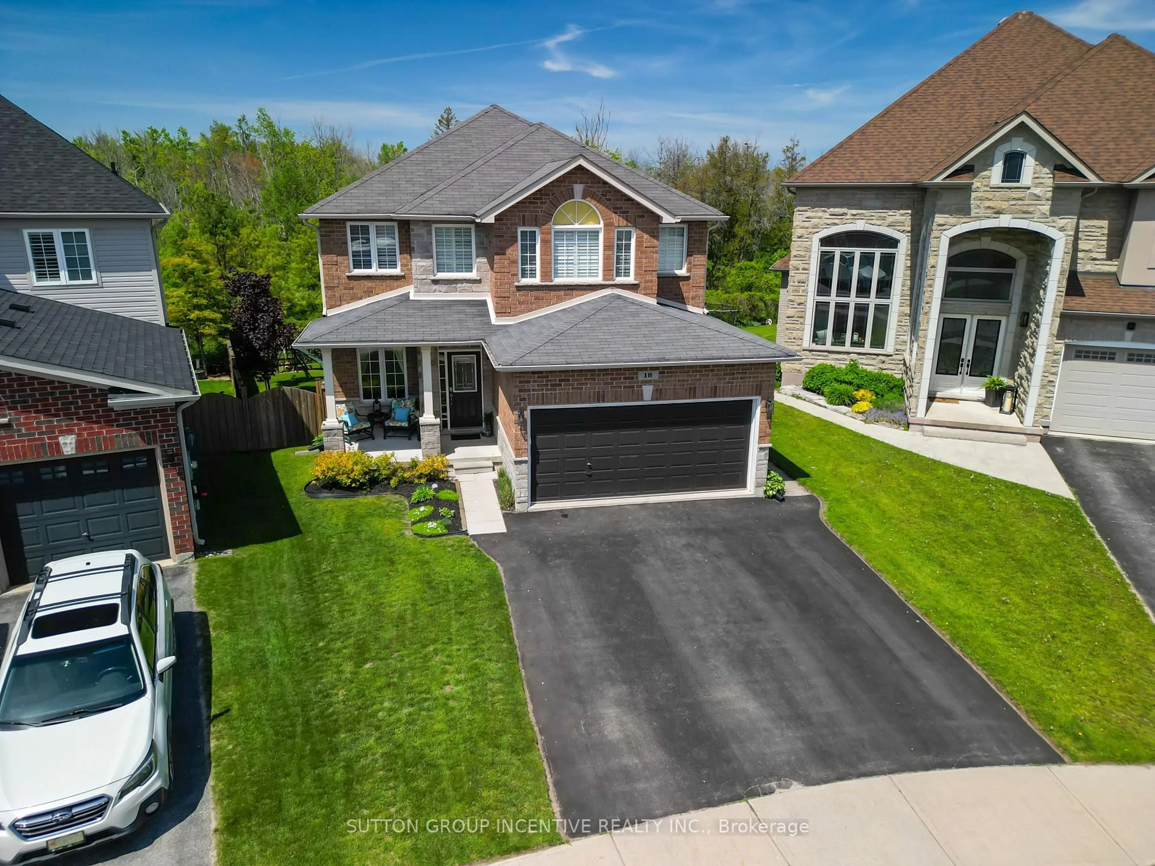 A pic from outside/outdoor area/front of a property/back of a property/a pic from drone, street for 18 Graihawk Dr, Barrie Ontario L4N 6G4