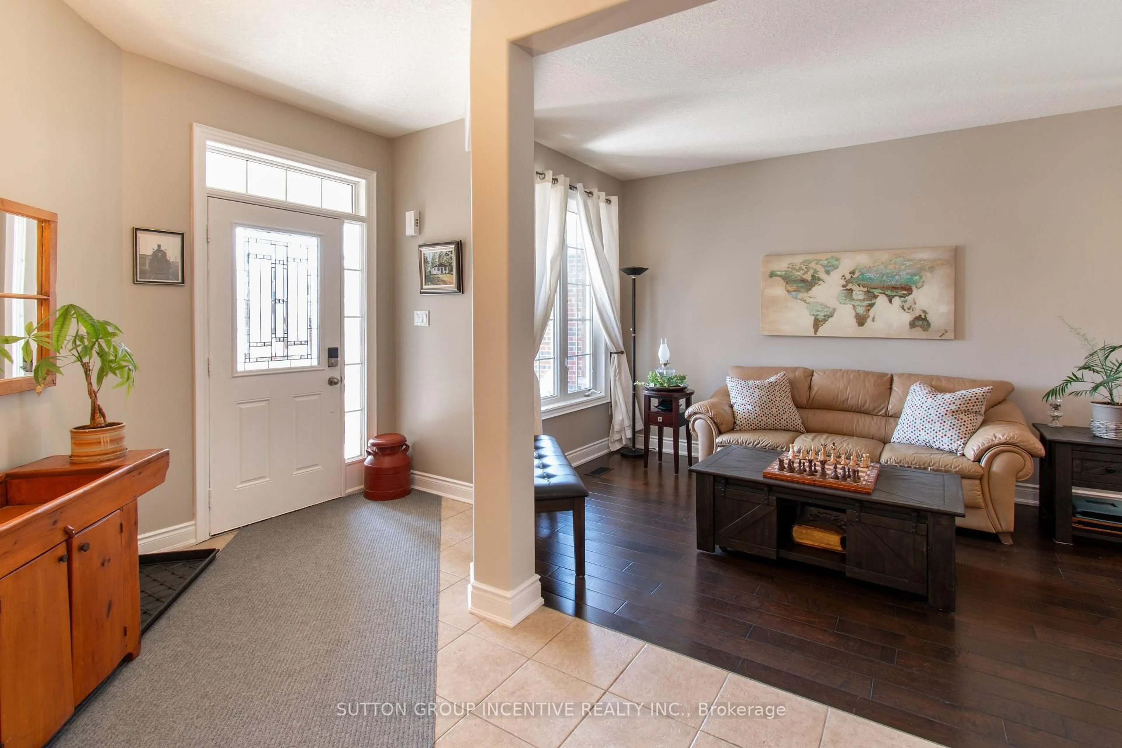 Indoor entryway for 18 Graihawk Dr, Barrie Ontario L4N 6G4