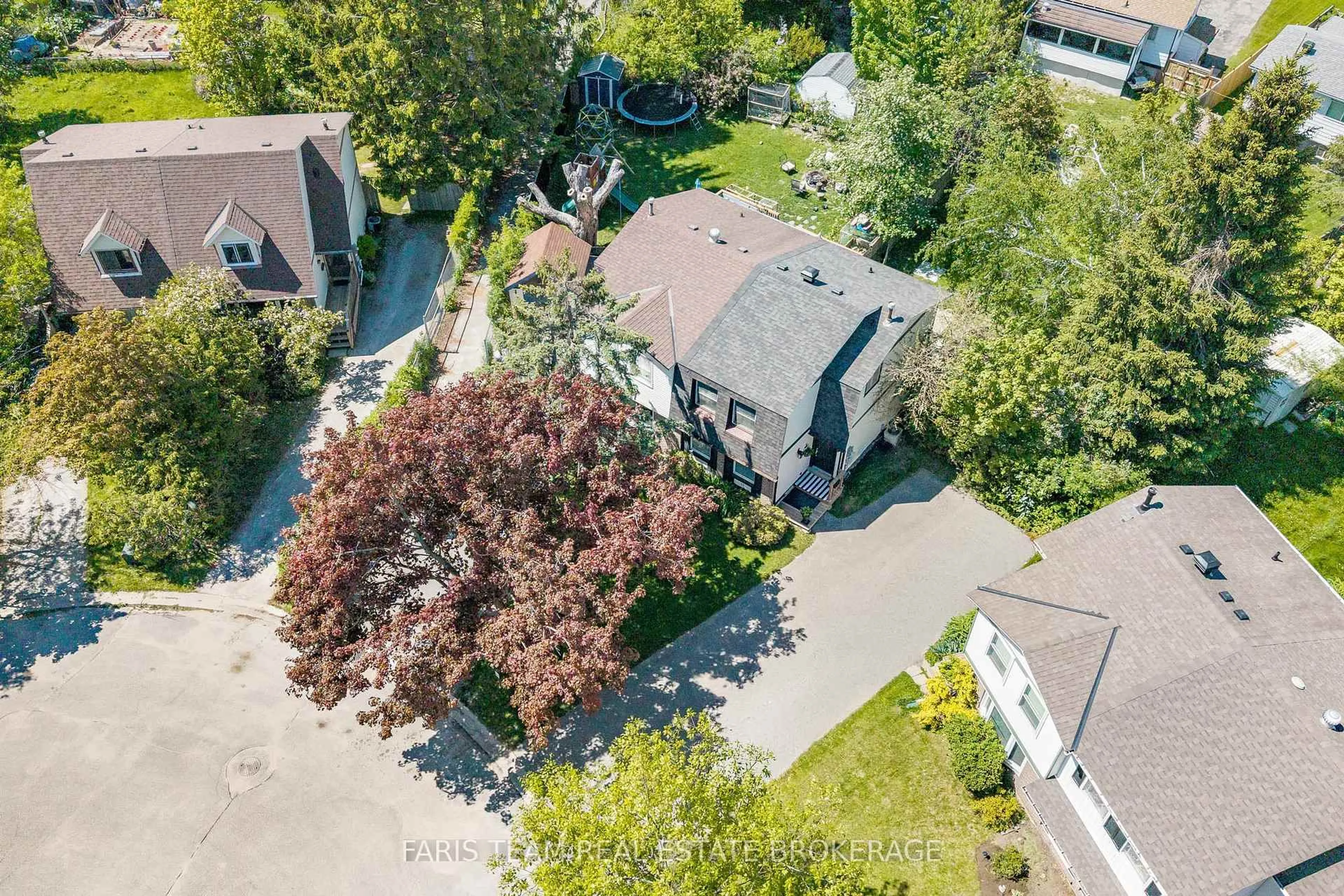 A pic from outside/outdoor area/front of a property/back of a property/a pic from drone, street for 37 Wilde Pl, Barrie Ontario L4N 4W6