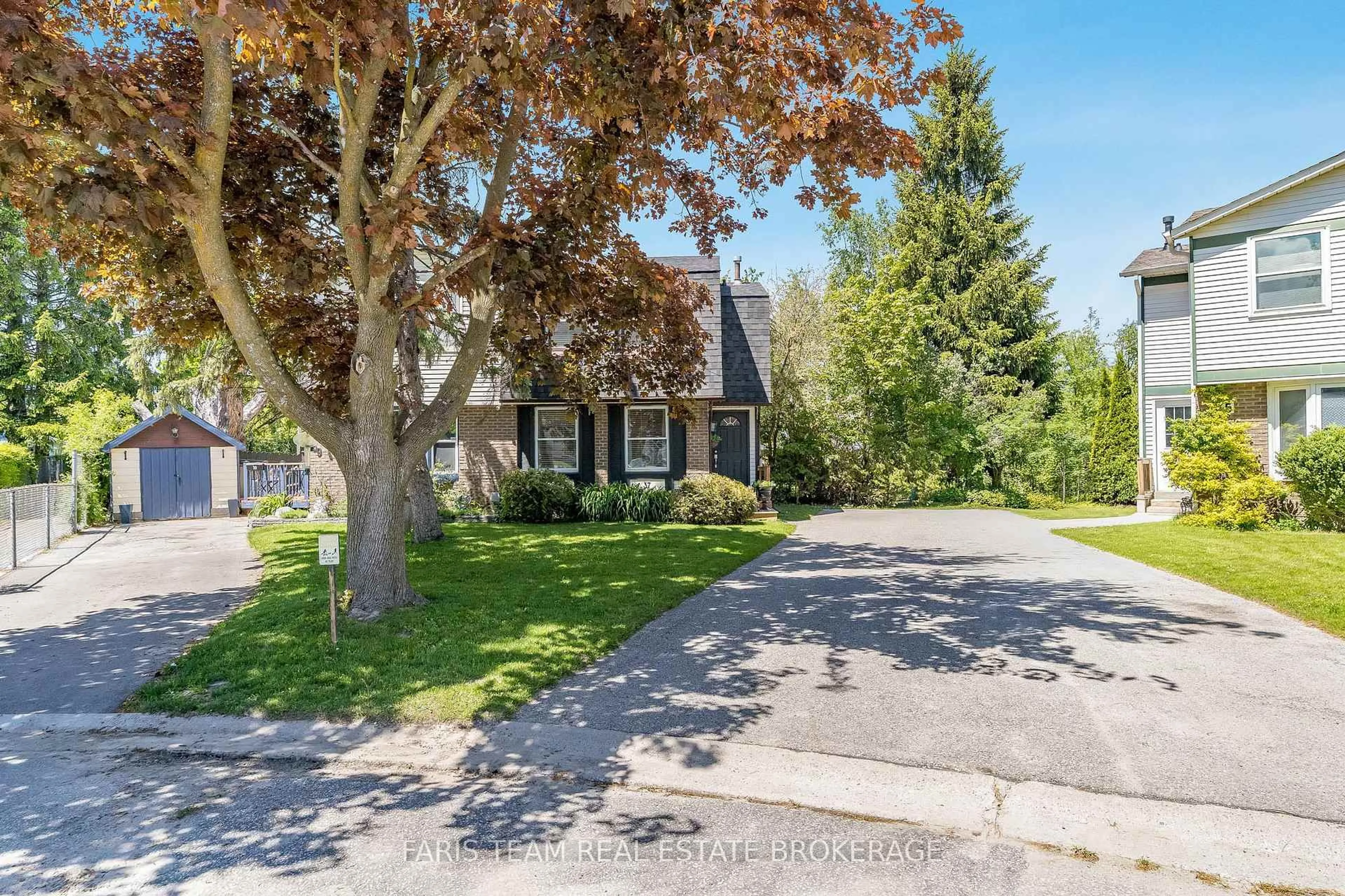 A pic from outside/outdoor area/front of a property/back of a property/a pic from drone, street for 37 Wilde Pl, Barrie Ontario L4N 4W6