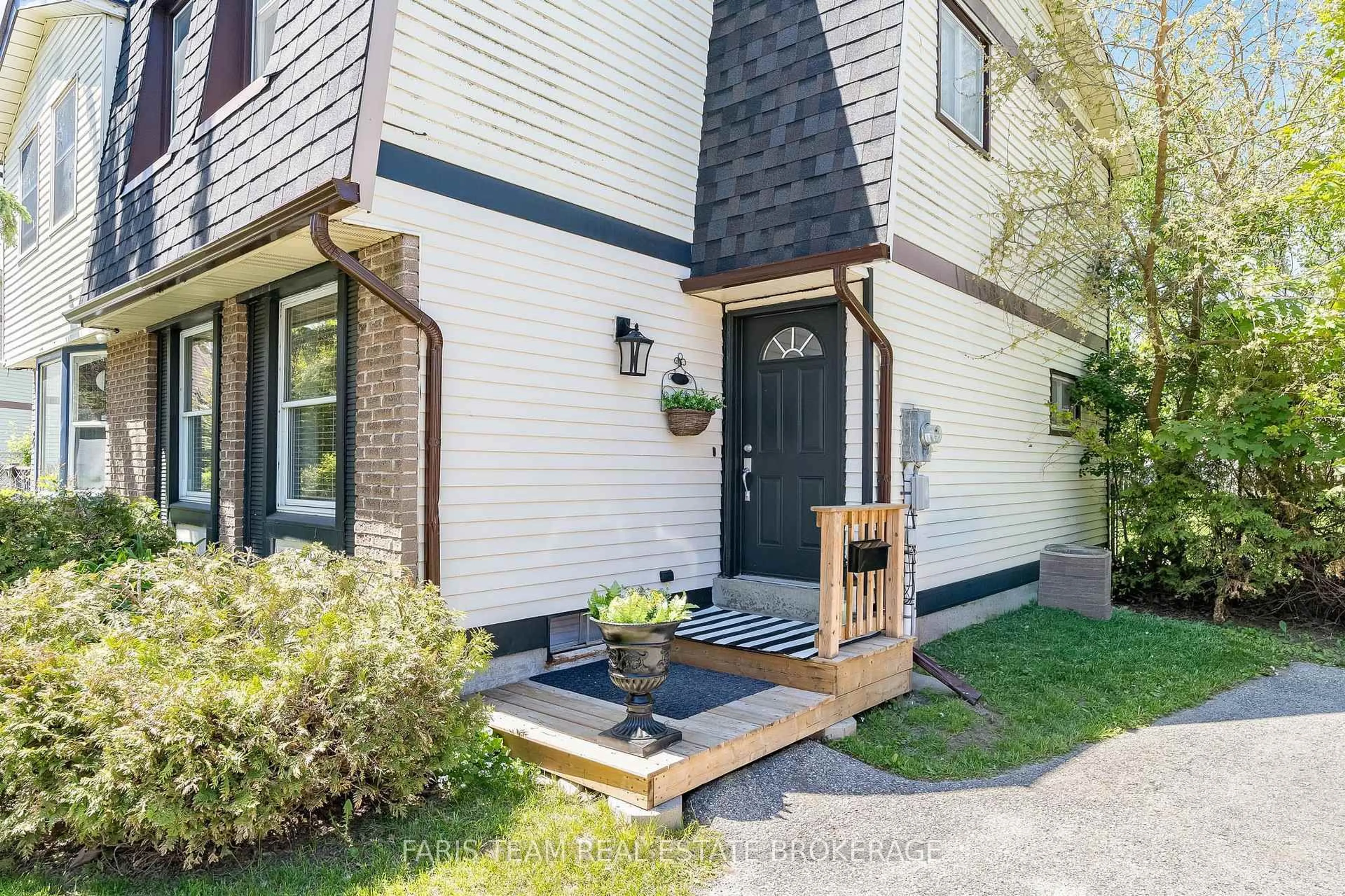 Home with brick exterior material, street for 37 Wilde Pl, Barrie Ontario L4N 4W6