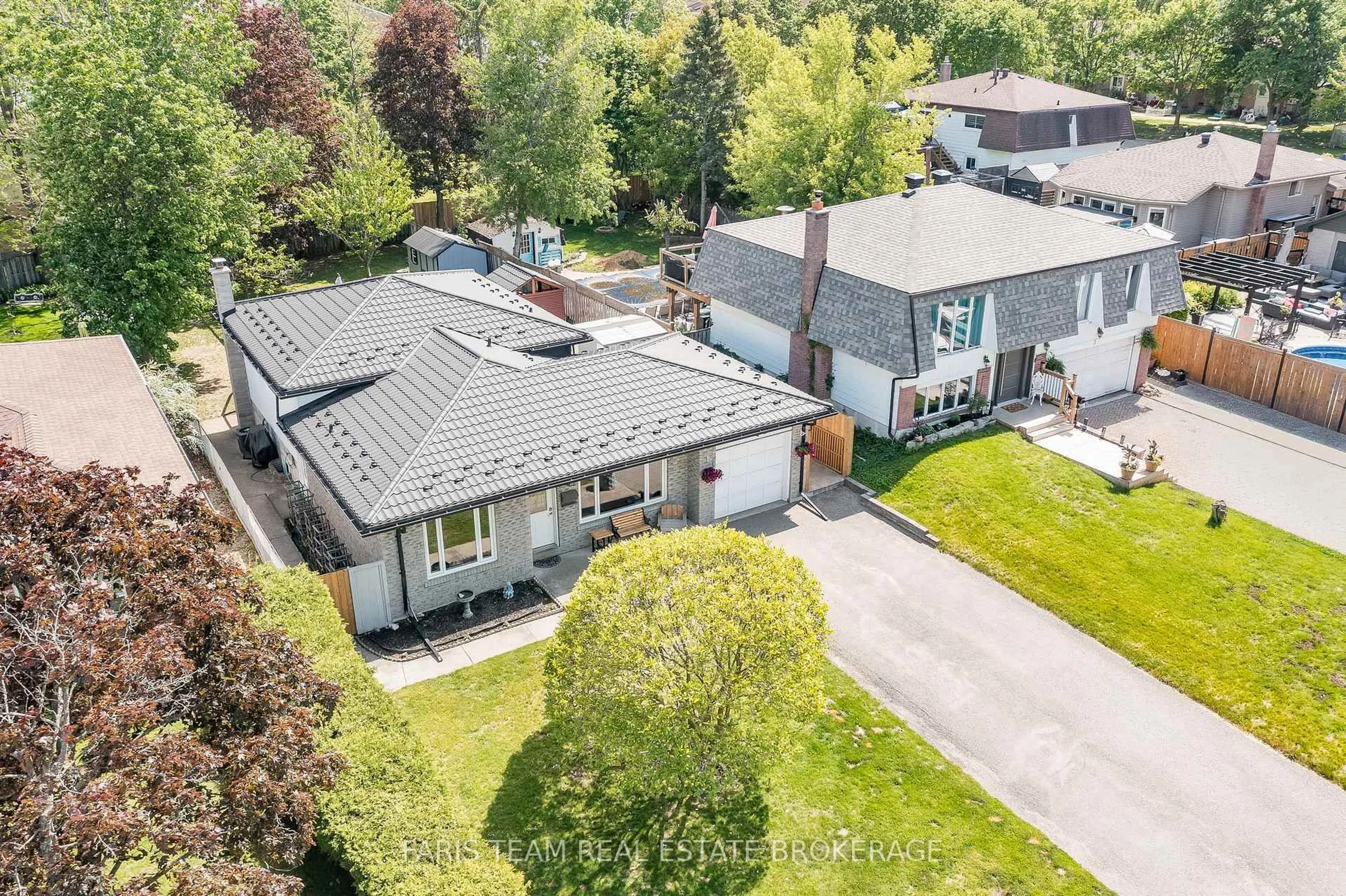 A pic from outside/outdoor area/front of a property/back of a property/a pic from drone, street for 5 Fitzroy Terr, Barrie Ontario L4N 2Z2