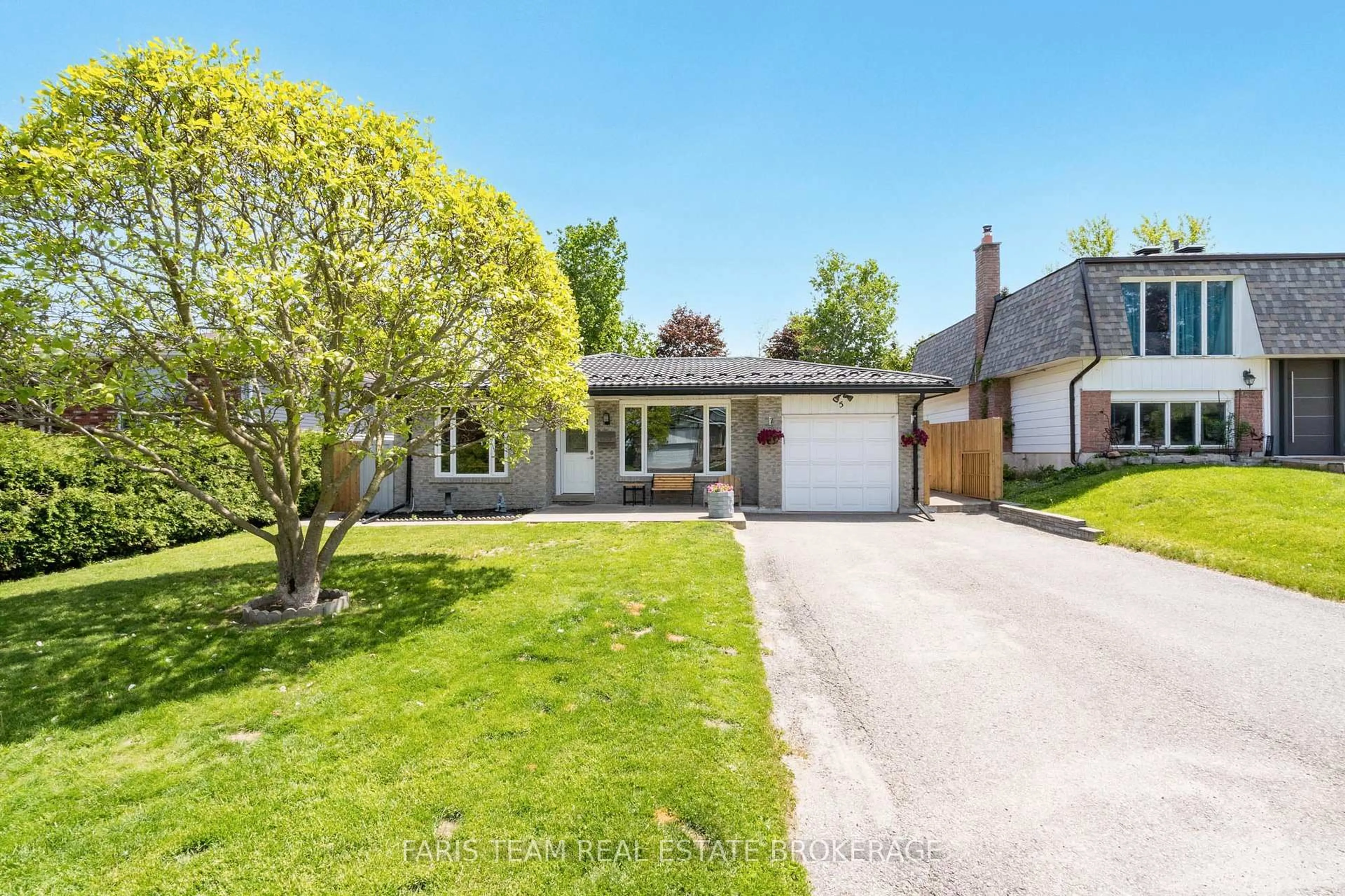 A pic from outside/outdoor area/front of a property/back of a property/a pic from drone, street for 5 Fitzroy Terr, Barrie Ontario L4N 2Z2