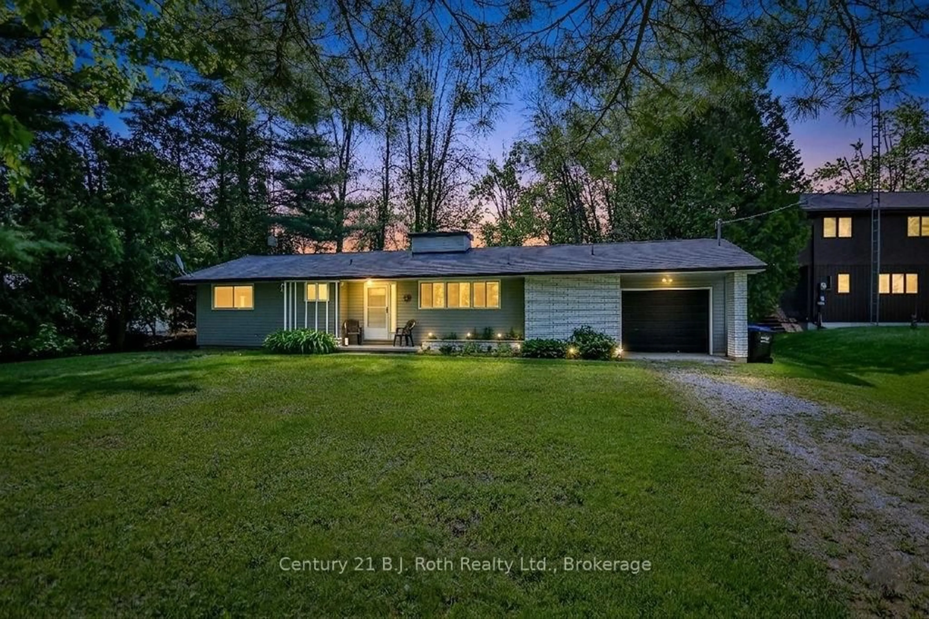 A pic from outside/outdoor area/front of a property/back of a property/a pic from drone, street for 2551 Amigo Dr, Severn Ontario L3V 6H3