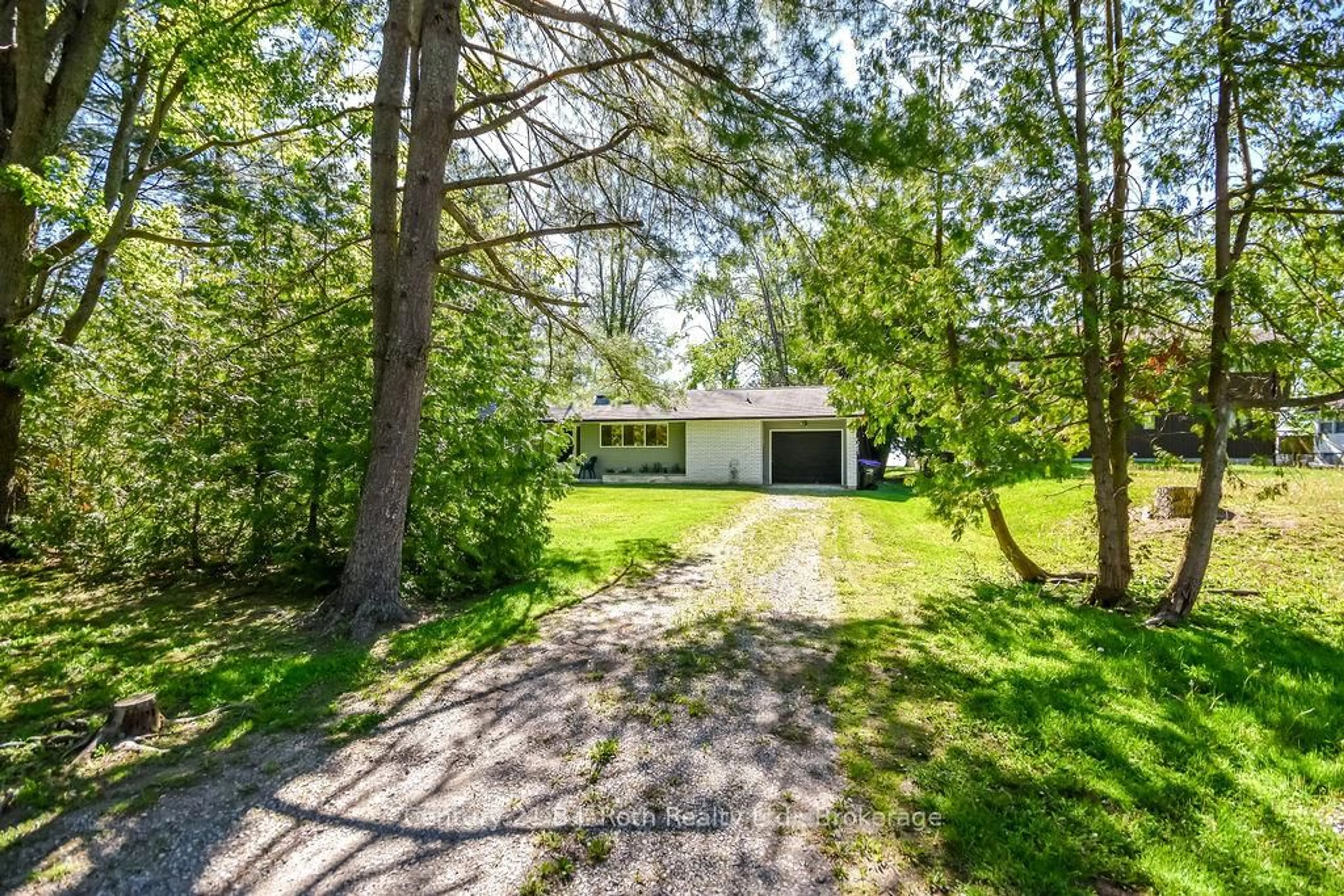 A pic from outside/outdoor area/front of a property/back of a property/a pic from drone, street for 2551 Amigo Dr, Severn Ontario L3V 6H3