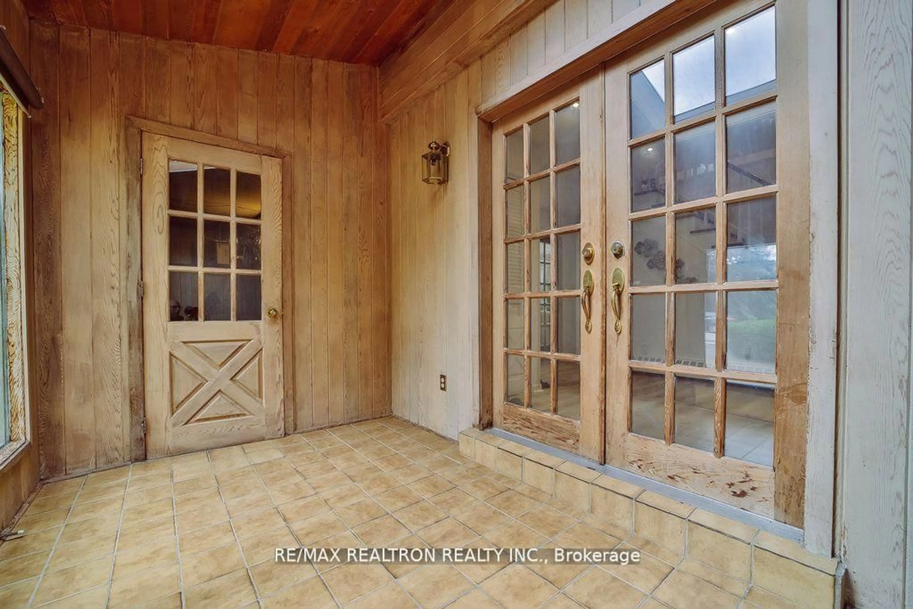 Indoor entryway for 18 Debra Cres, Barrie Ontario L4N 3T1