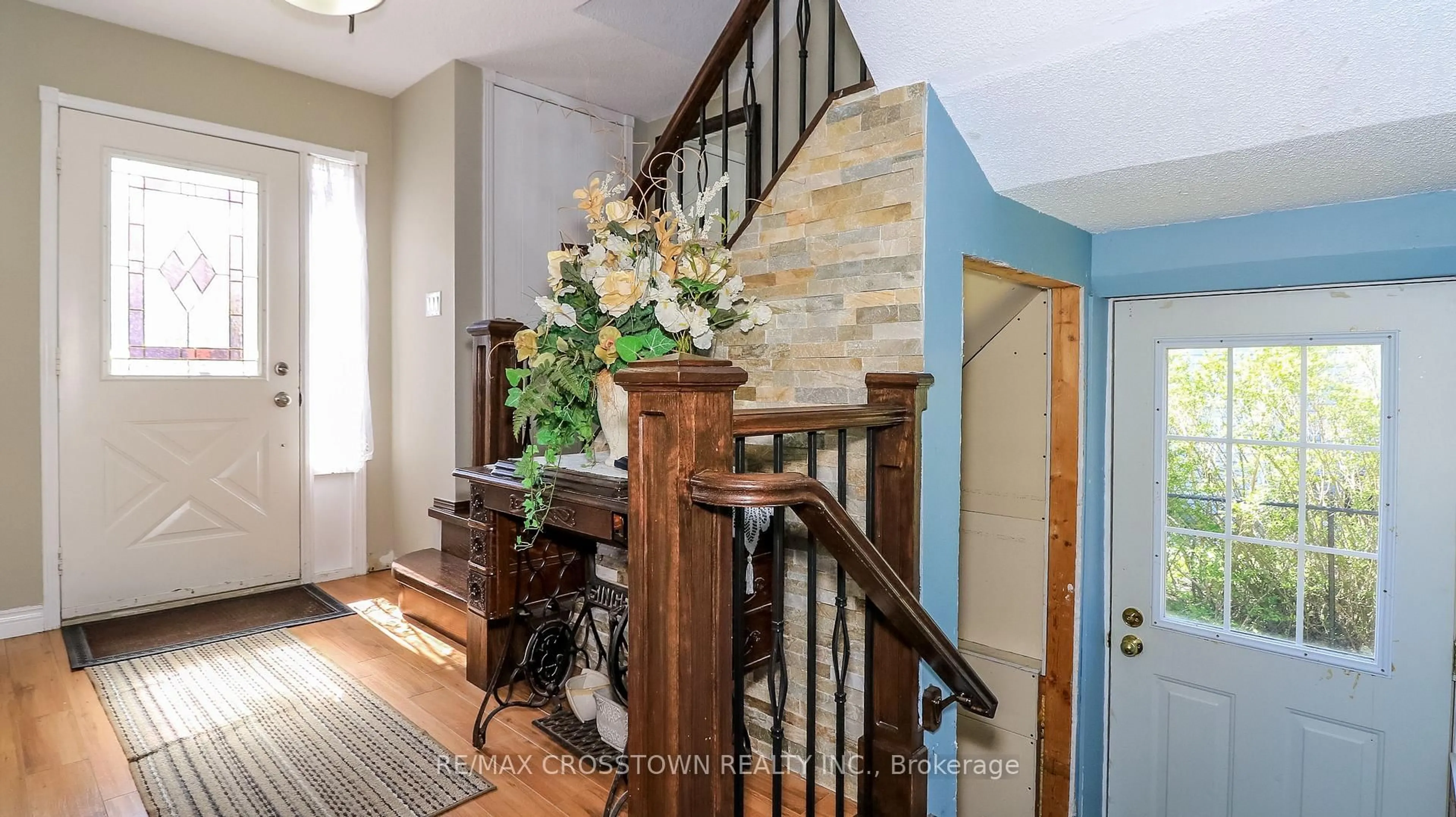 Indoor entryway for 67 Donald Cres, Wasaga Beach Ontario L9Z 1E3