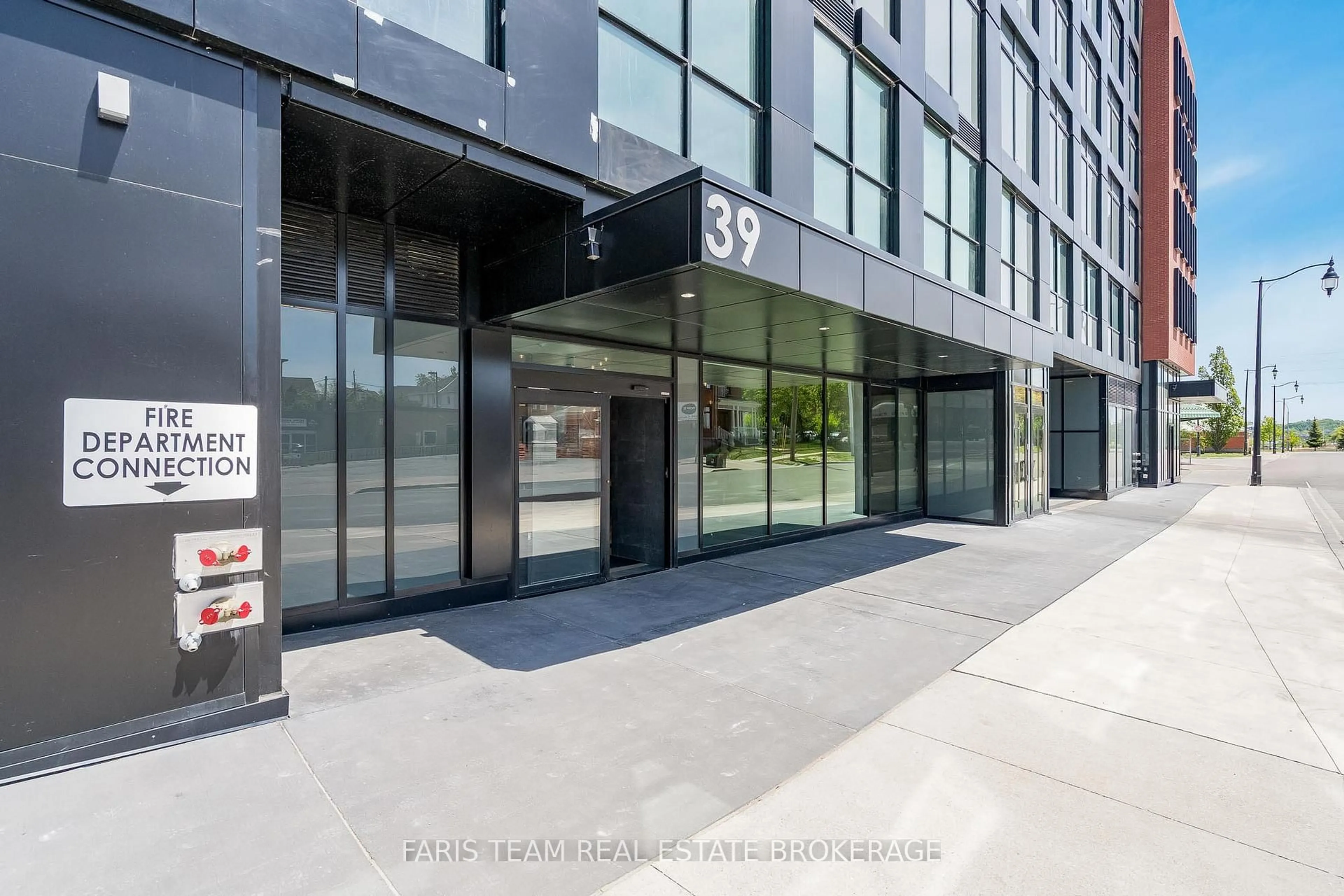 Indoor foyer for 39 Mary St #3202, Barrie Ontario L4N 1S9