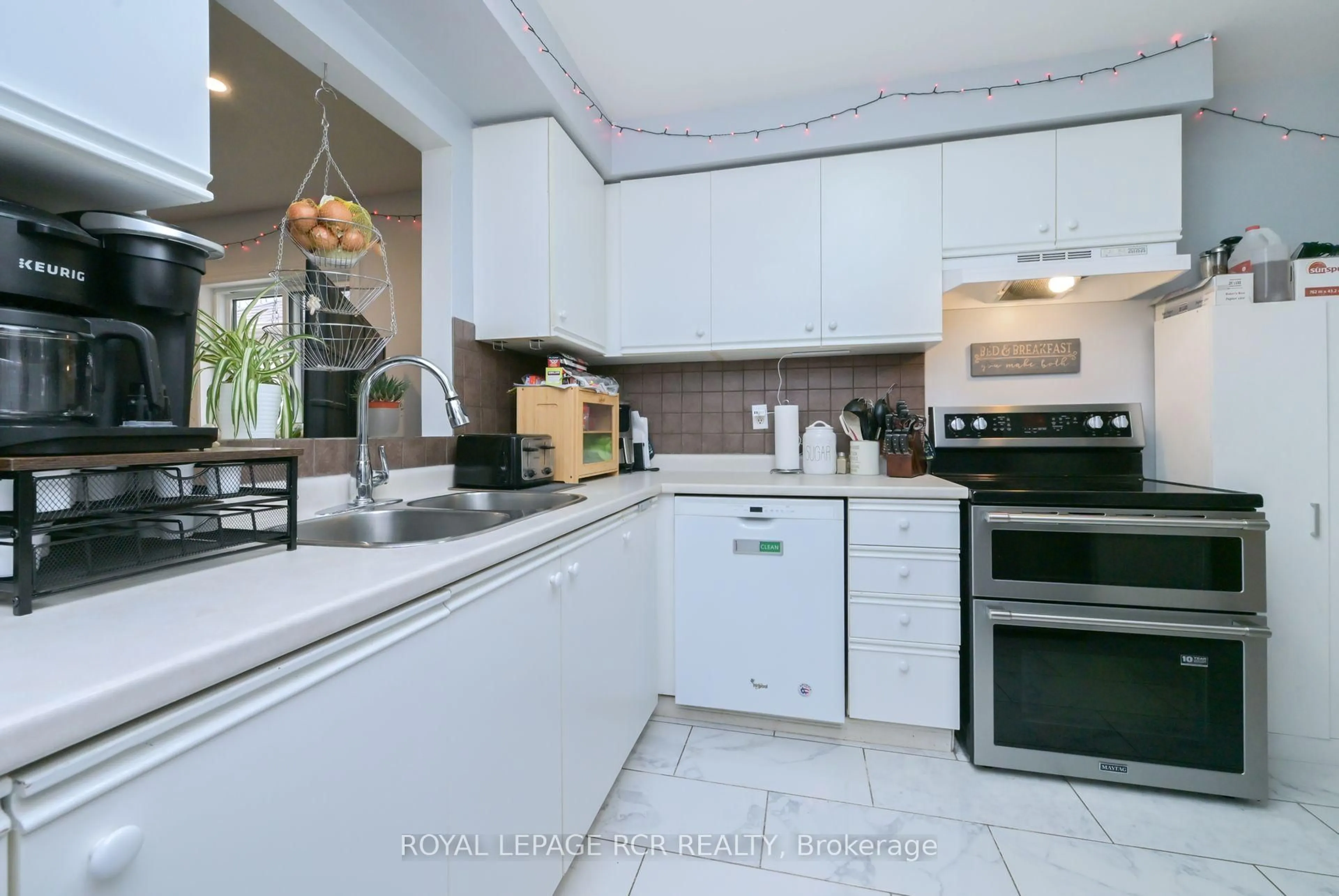 Open concept kitchen, ceramic/tile floor for 121 Dyer Dr, Wasaga Beach Ontario L9Z 1M1