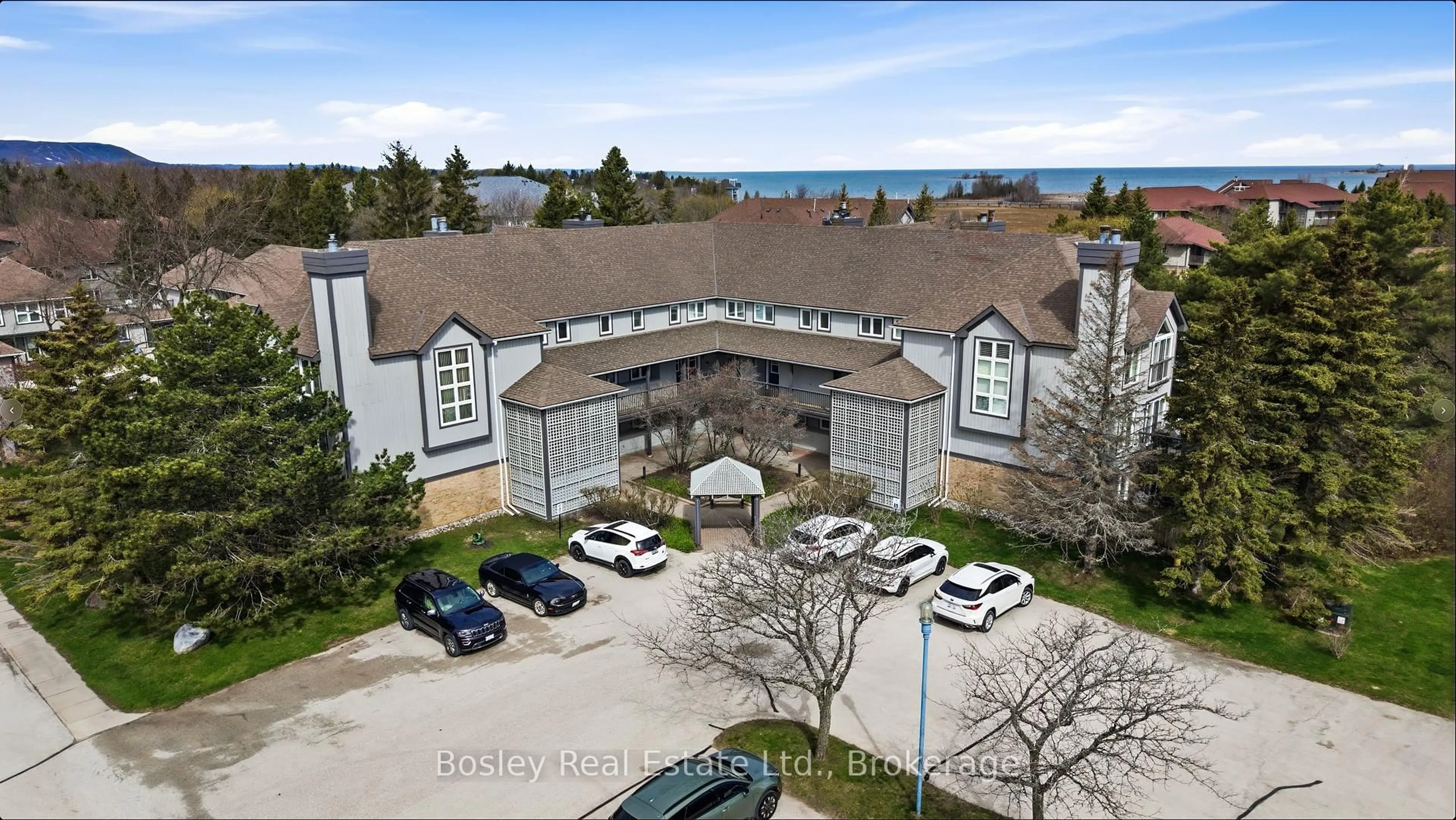 A pic from outside/outdoor area/front of a property/back of a property/a pic from drone, unknown for 348 Mariners Way, Collingwood Ontario L9Y 5C7