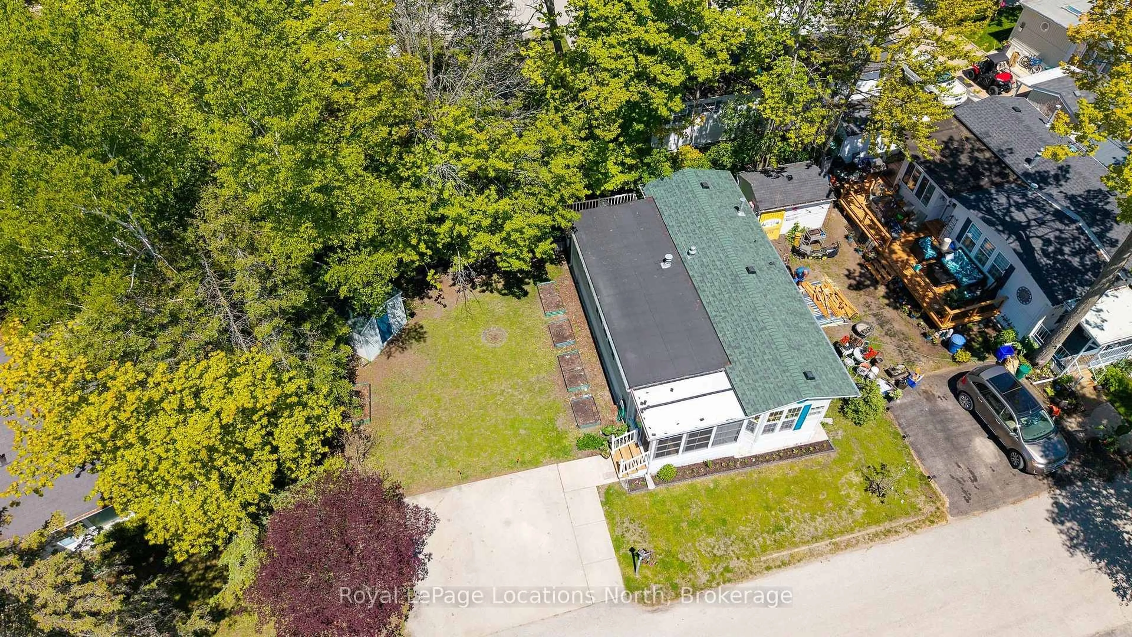 A pic from outside/outdoor area/front of a property/back of a property/a pic from drone, street for 55 Topaz St, Wasaga Beach Ontario L9Z 1X7