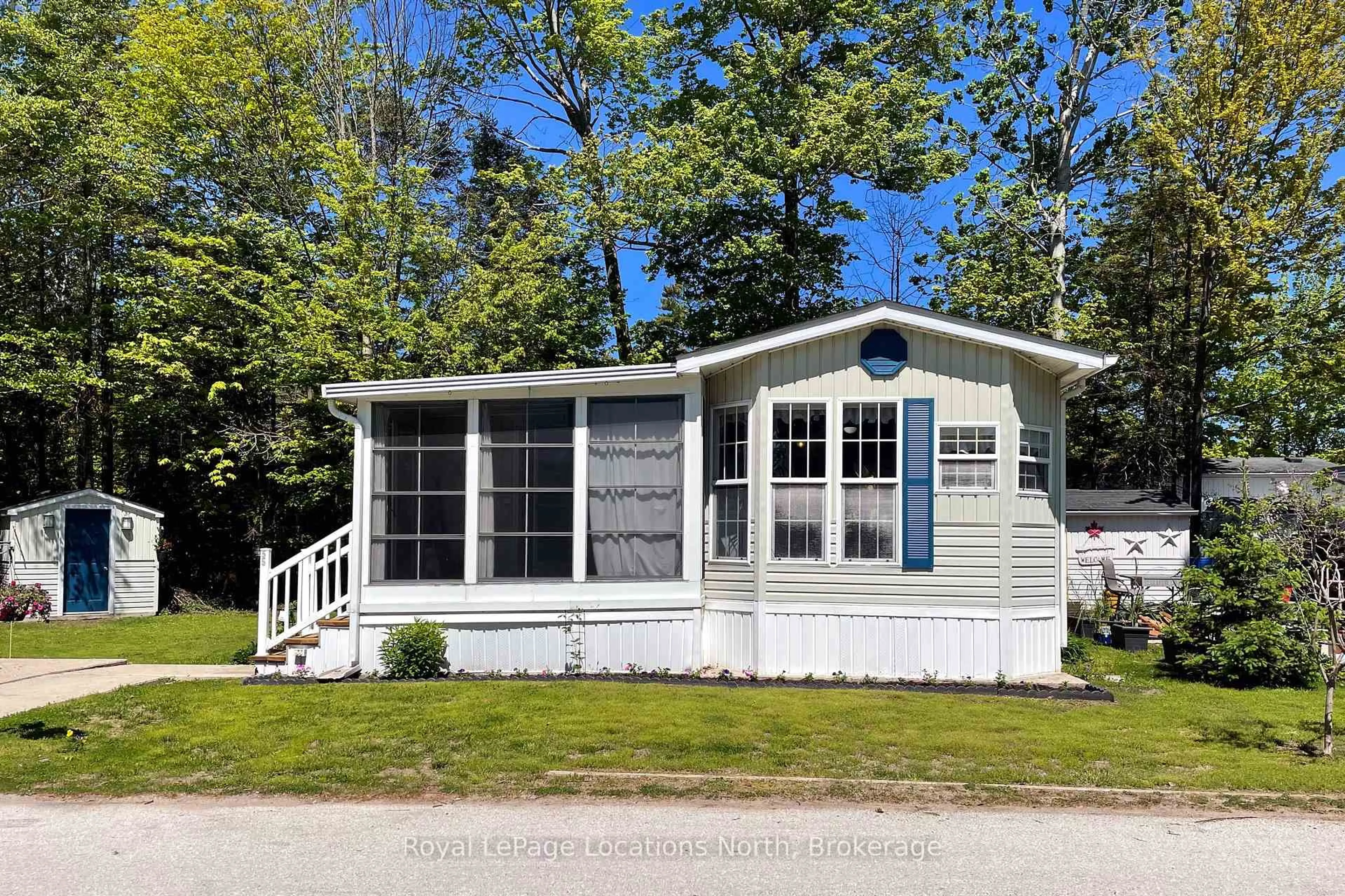 Home with vinyl exterior material, unknown for 55 Topaz St, Wasaga Beach Ontario L9Z 1X7