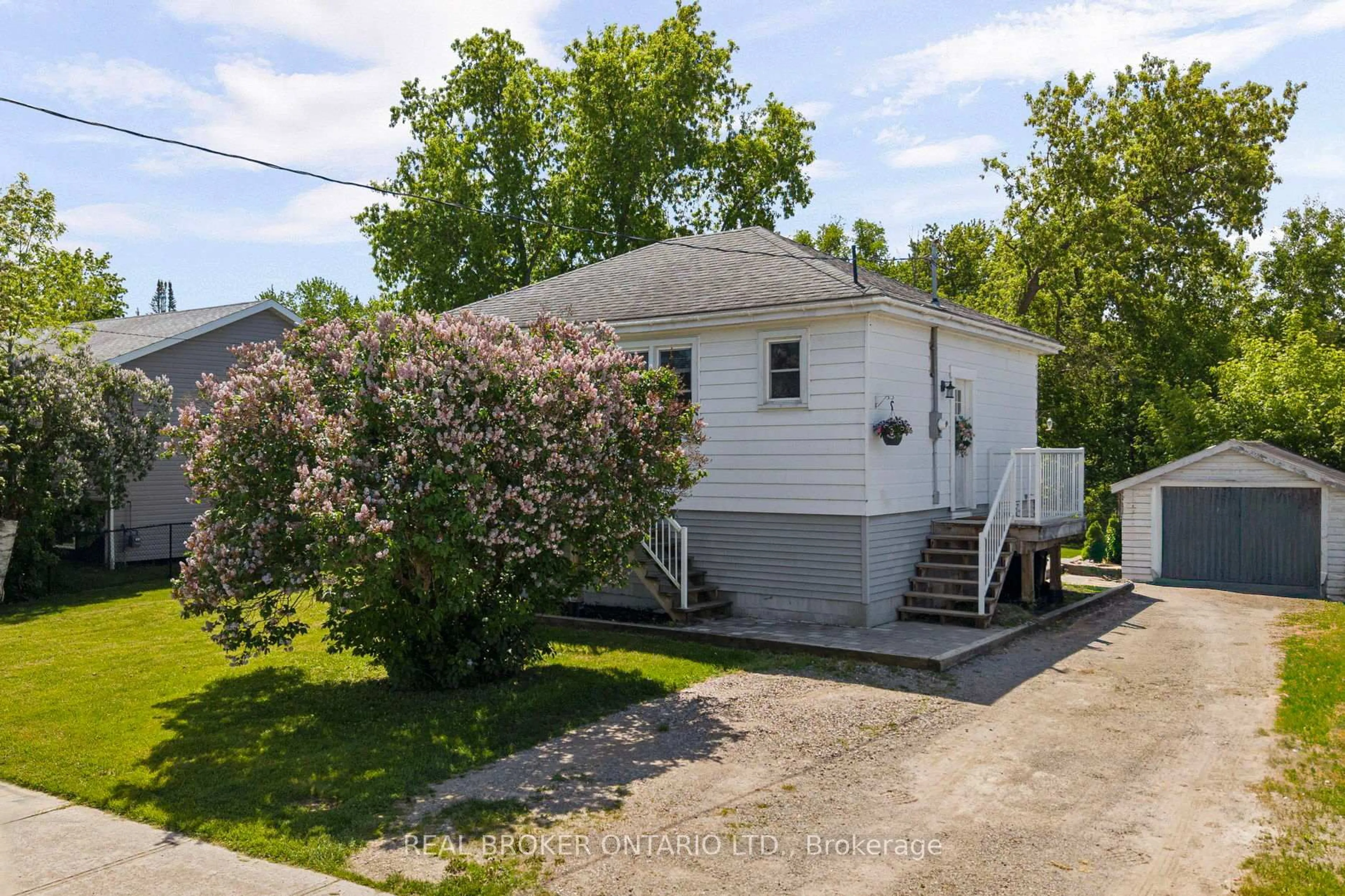 A pic from outside/outdoor area/front of a property/back of a property/a pic from drone, street for 13 Sturgeon Bay Rd, Severn Ontario L0K 1E0