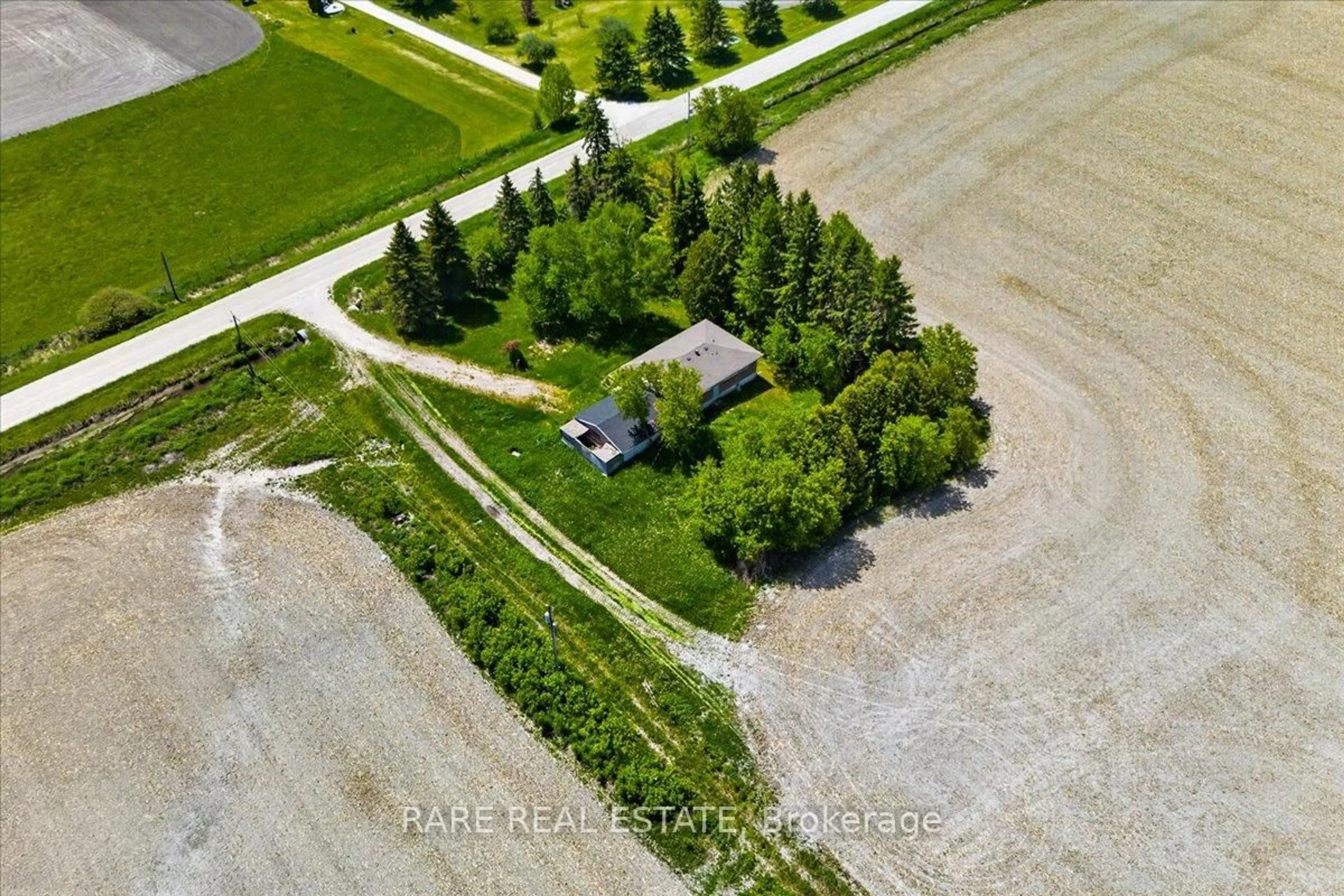 A pic from outside/outdoor area/front of a property/back of a property/a pic from drone, street for 4498 Sunnidale Concession 2 Rd, Clearview Ontario L0M 1N0