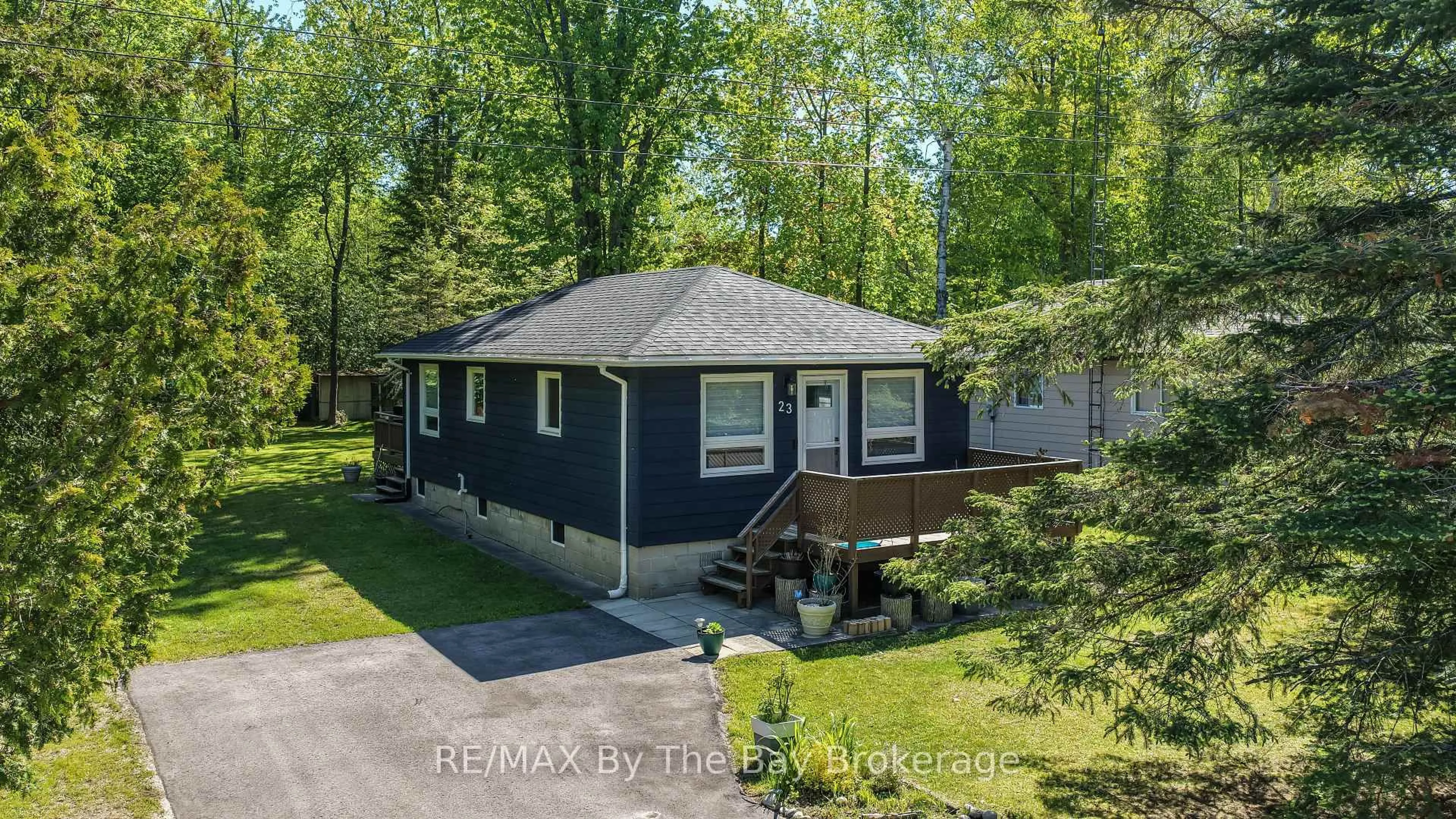 A pic from outside/outdoor area/front of a property/back of a property/a pic from drone, street for 23 Sunnidale Rd, Wasaga Beach Ontario L9Z 2B7