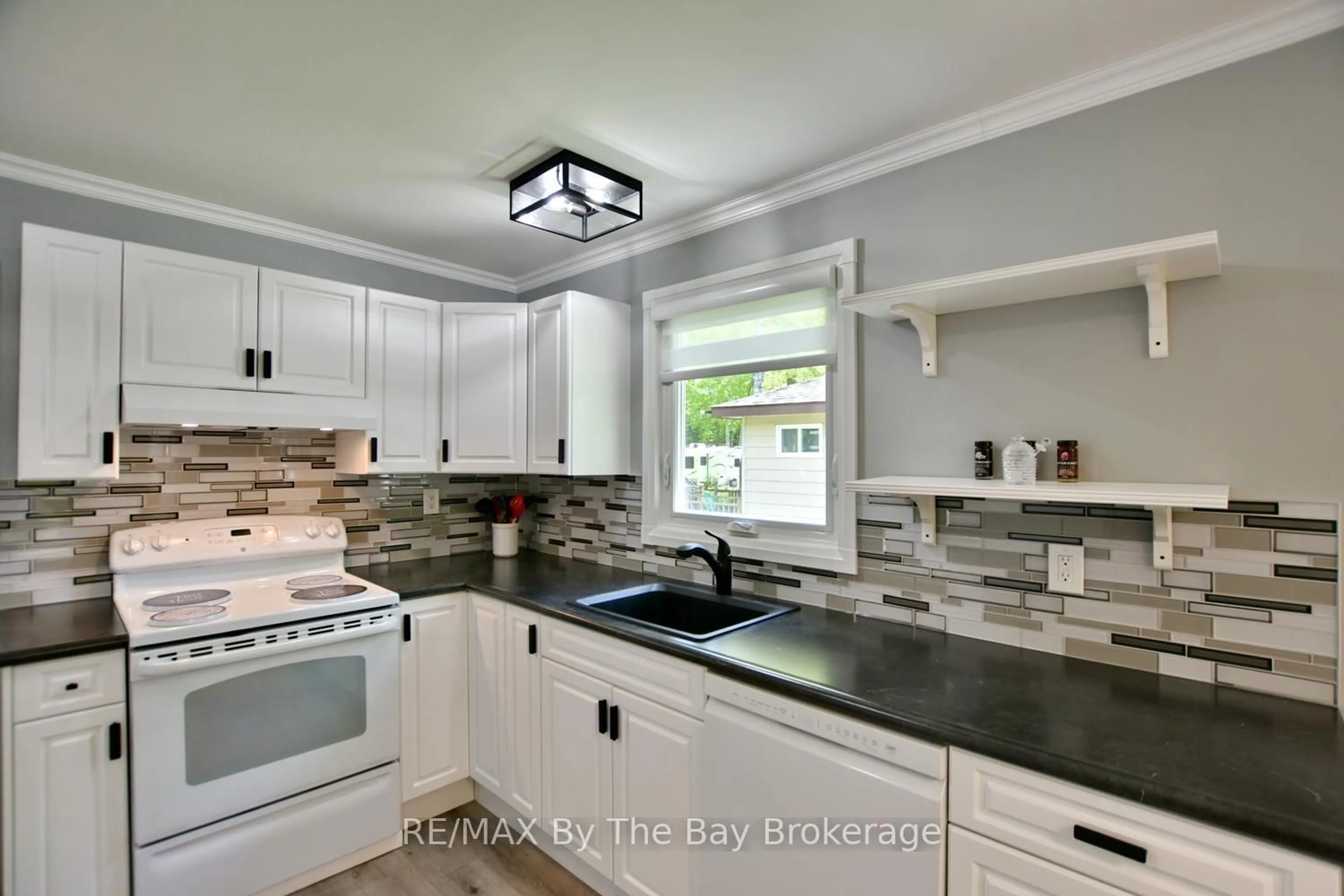 Open concept kitchen, ceramic/tile floor for 23 Sunnidale Rd, Wasaga Beach Ontario L9Z 2B7