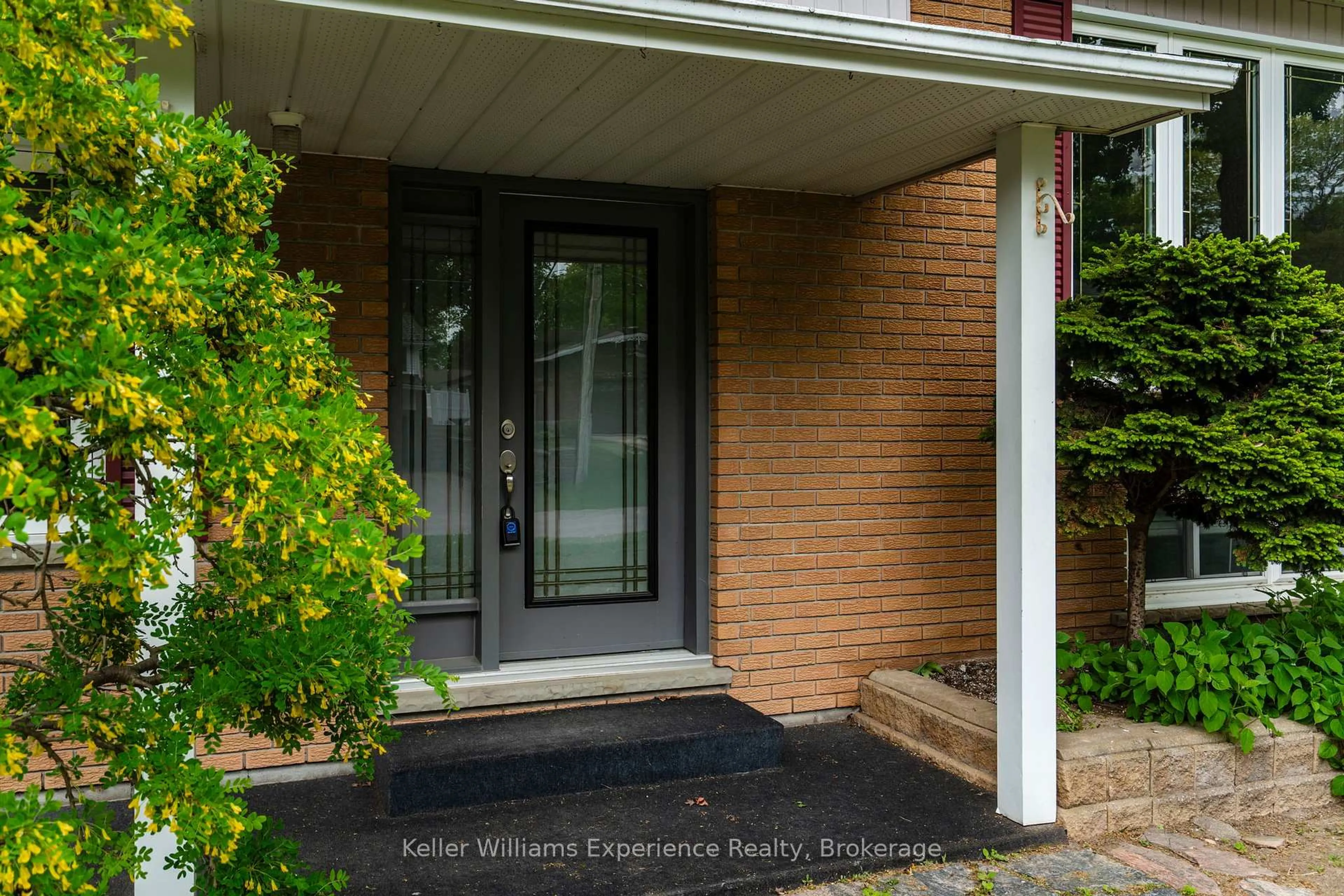 Indoor entryway for 19 Viel St, Penetanguishene Ontario L9M 1J1