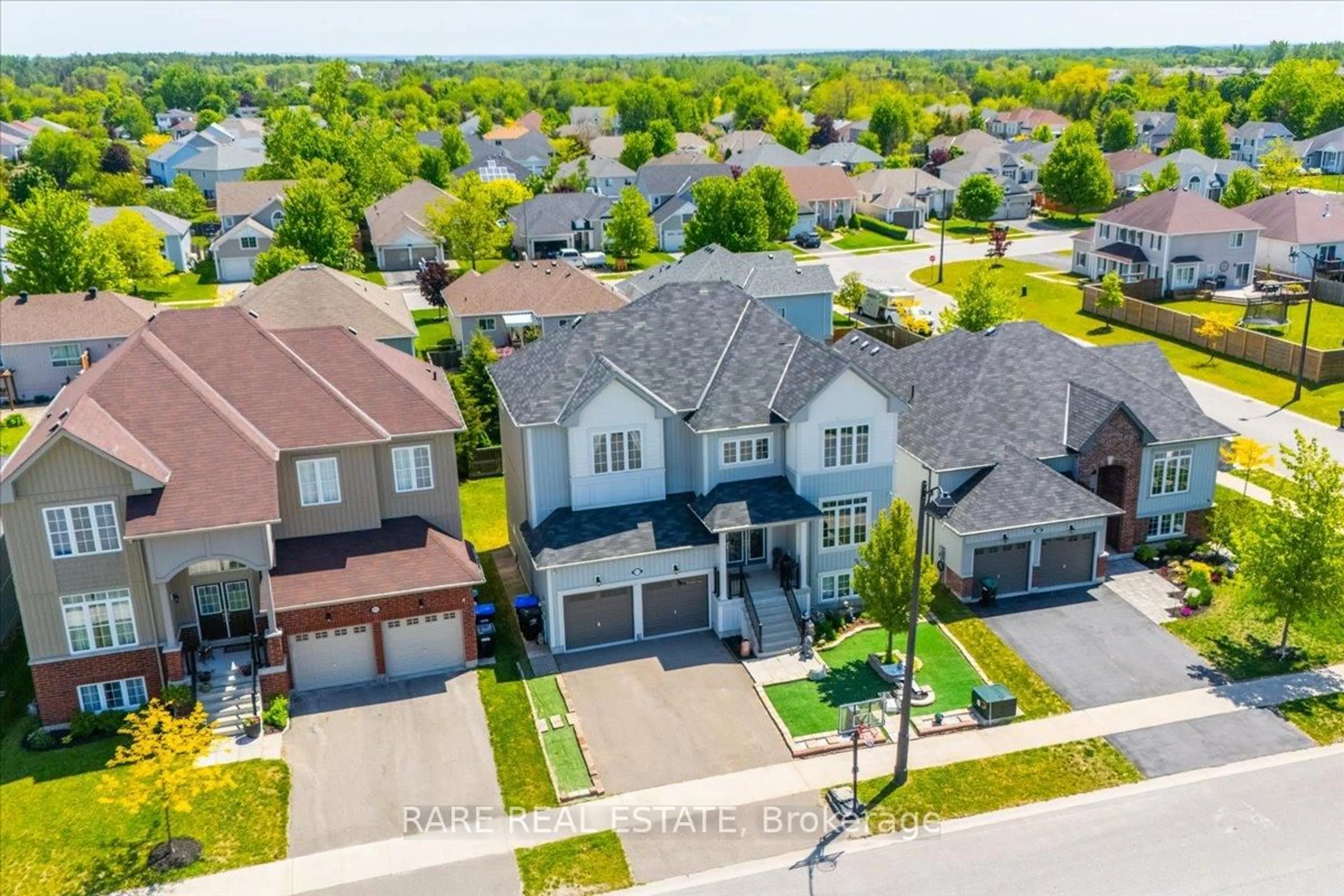 A pic from outside/outdoor area/front of a property/back of a property/a pic from drone, street for 211 Lia Dr, Clearview Ontario L0M 1S0