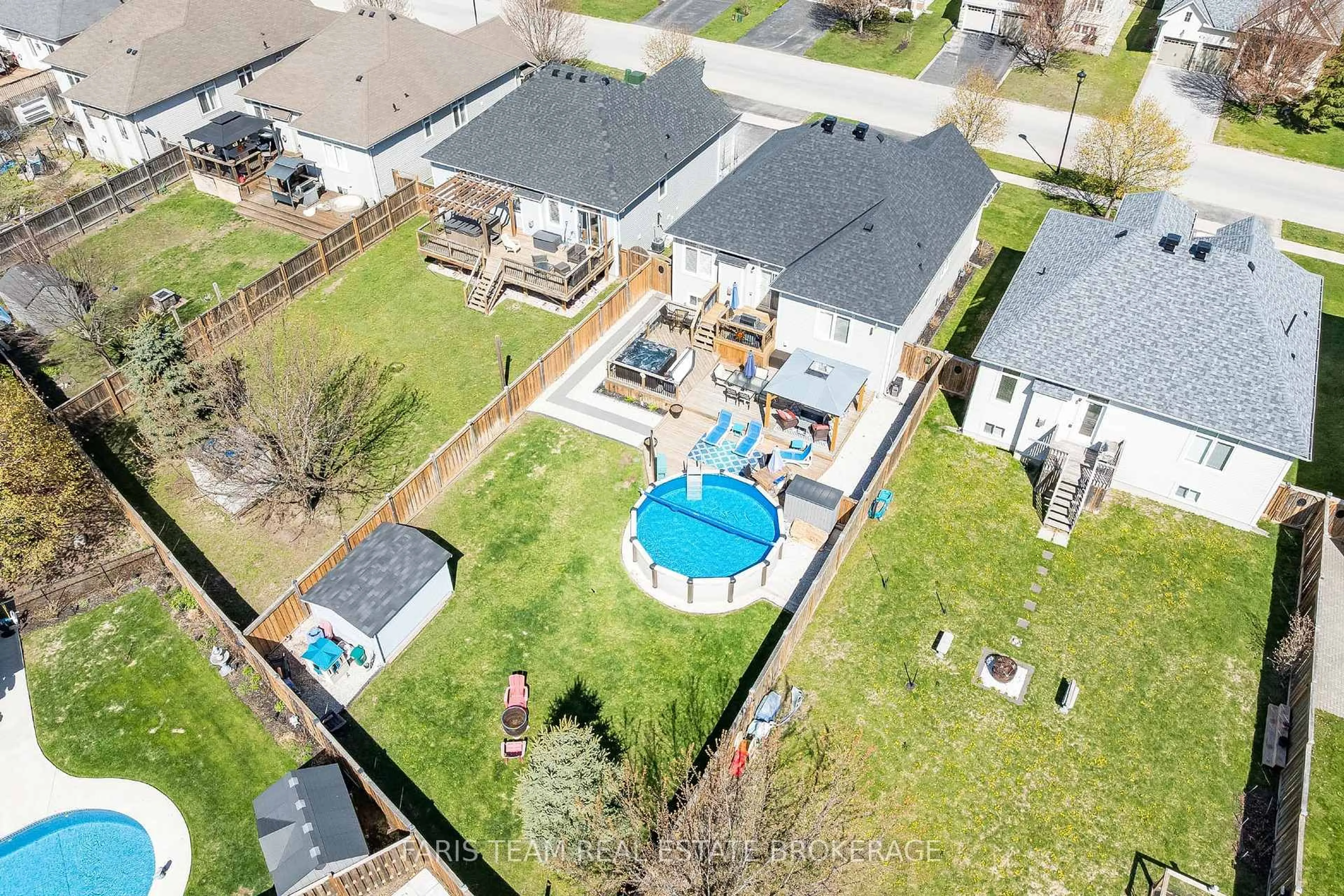 A pic from outside/outdoor area/front of a property/back of a property/a pic from drone, unknown for 9 Broadpoint St, Wasaga Beach Ontario L9Z 3B8