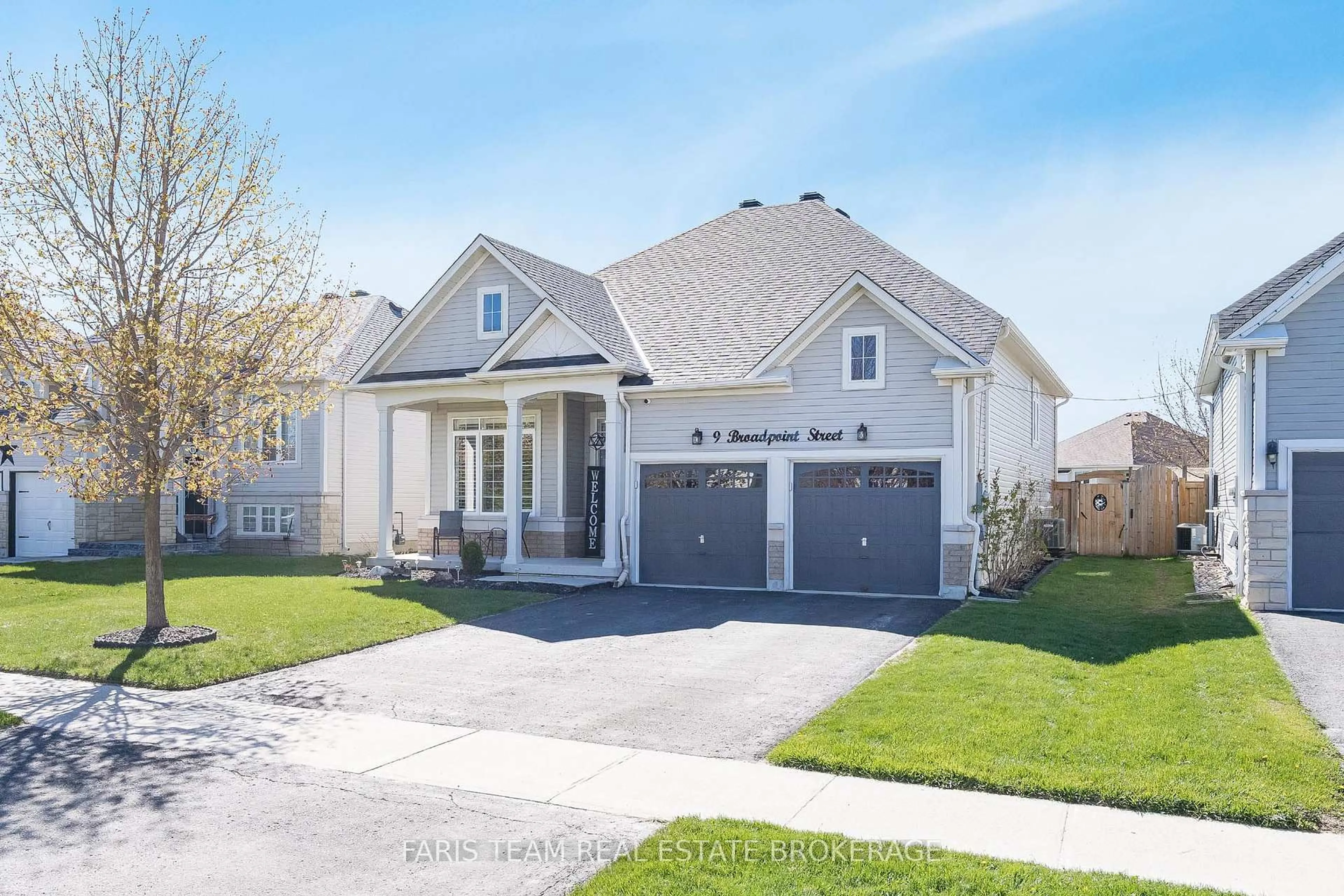 Home with vinyl exterior material, street for 9 Broadpoint St, Wasaga Beach Ontario L9Z 3B8