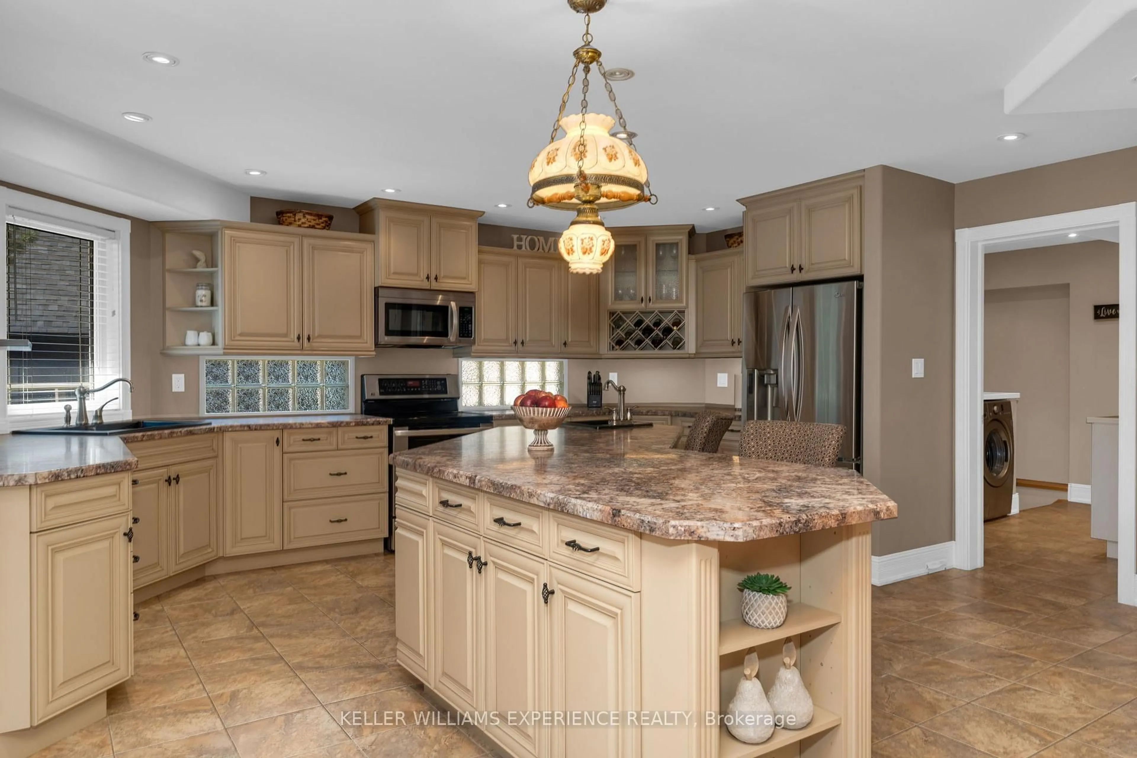 Open concept kitchen, ceramic/tile floor for 61 Highland Dr, Oro-Medonte Ontario L0L 2L0