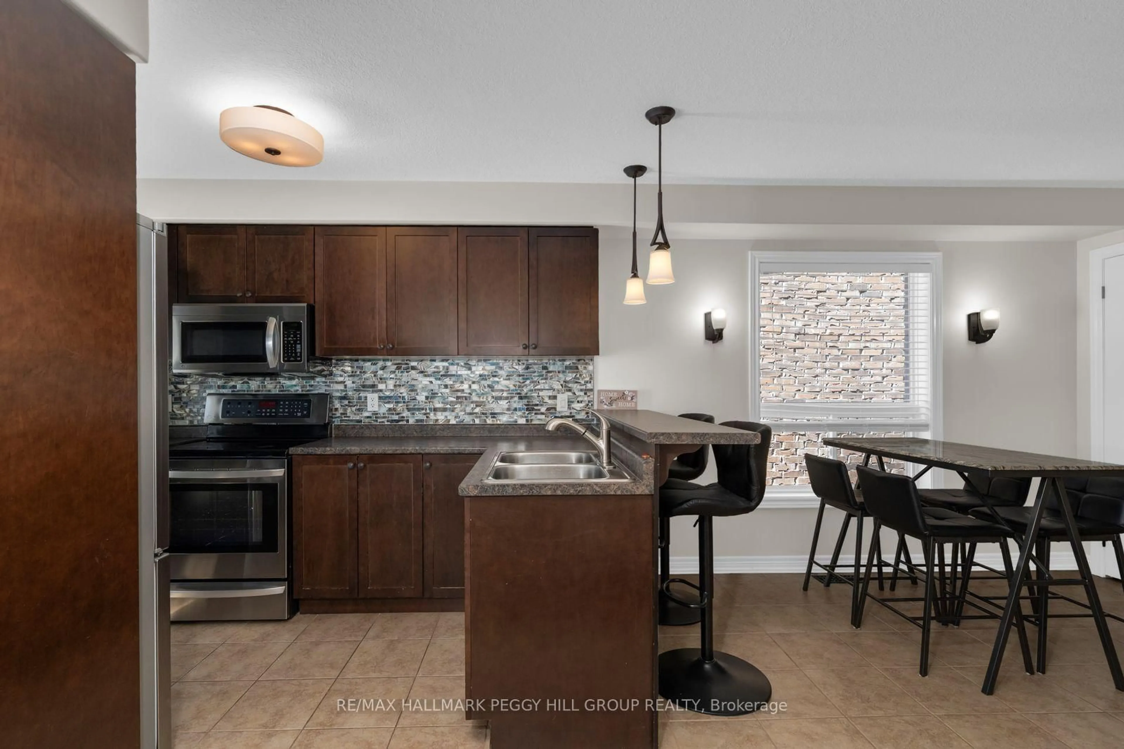 Open concept kitchen, ceramic/tile floor for 985 Cook Dr, Midland Ontario L4R 0E4