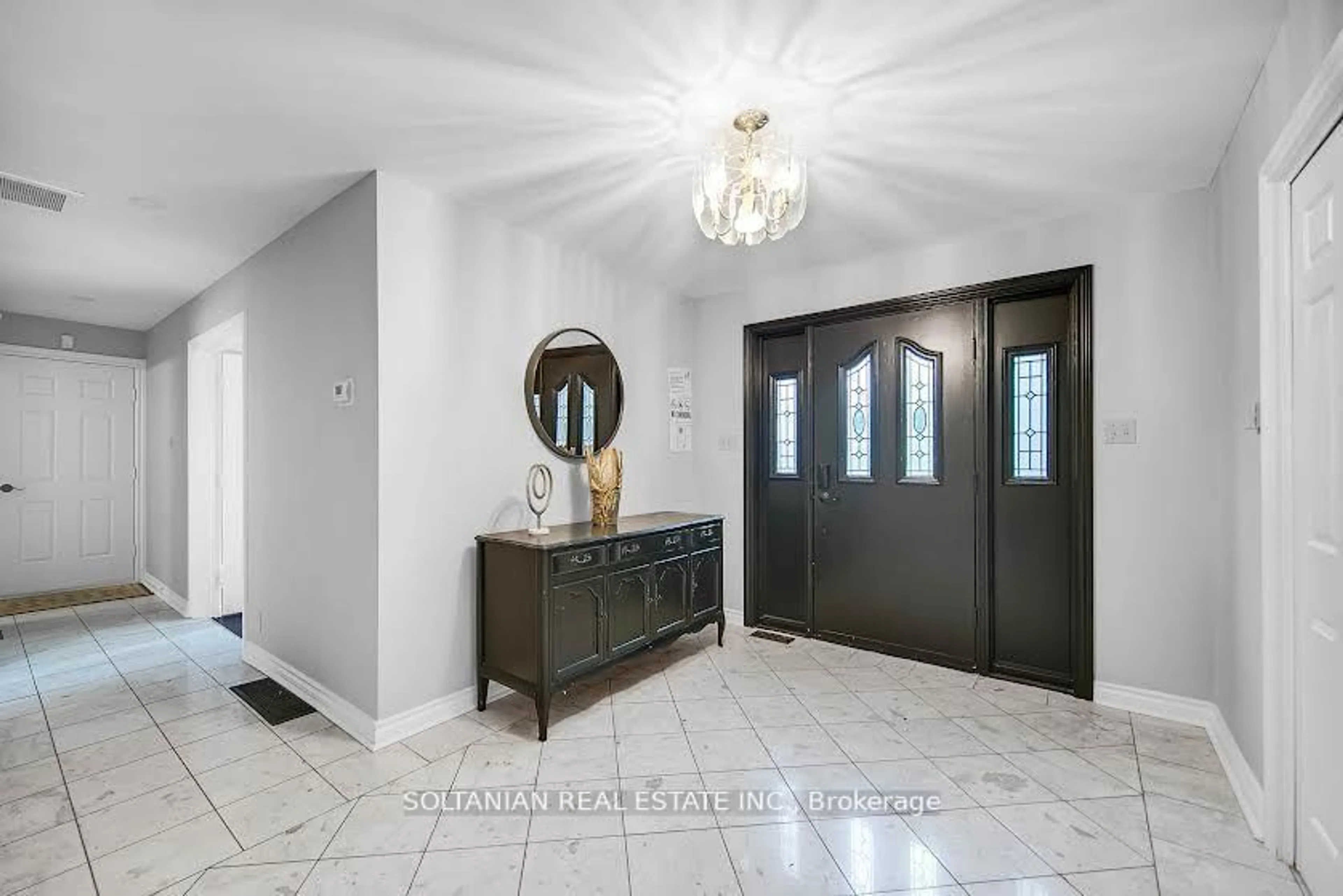 Indoor entryway for 341 Peek-A-Boo Tr, Tiny Ontario L9M 1R2