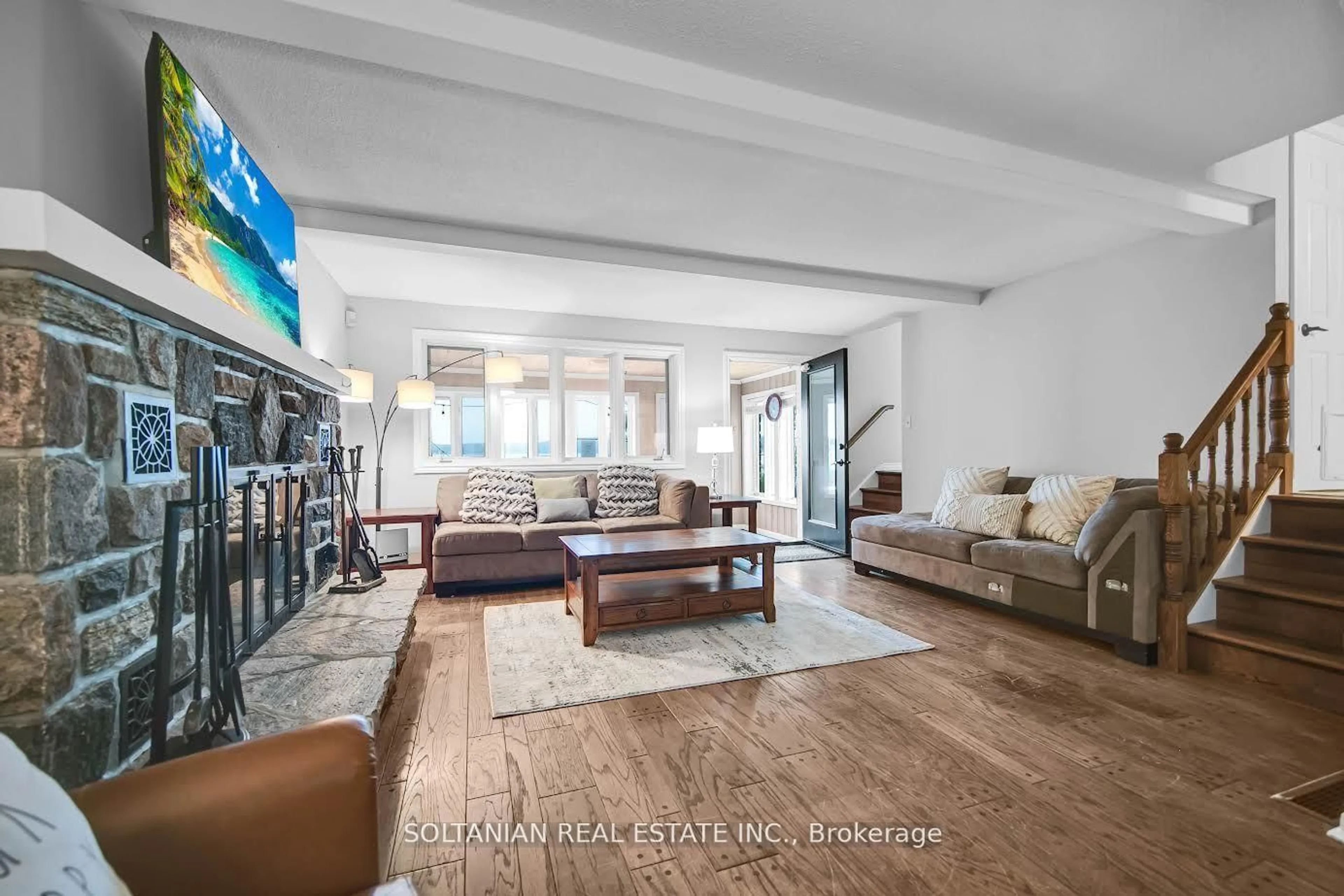 Living room with furniture, unknown for 341 Peek-A-Boo Tr, Tiny Ontario L9M 1R2
