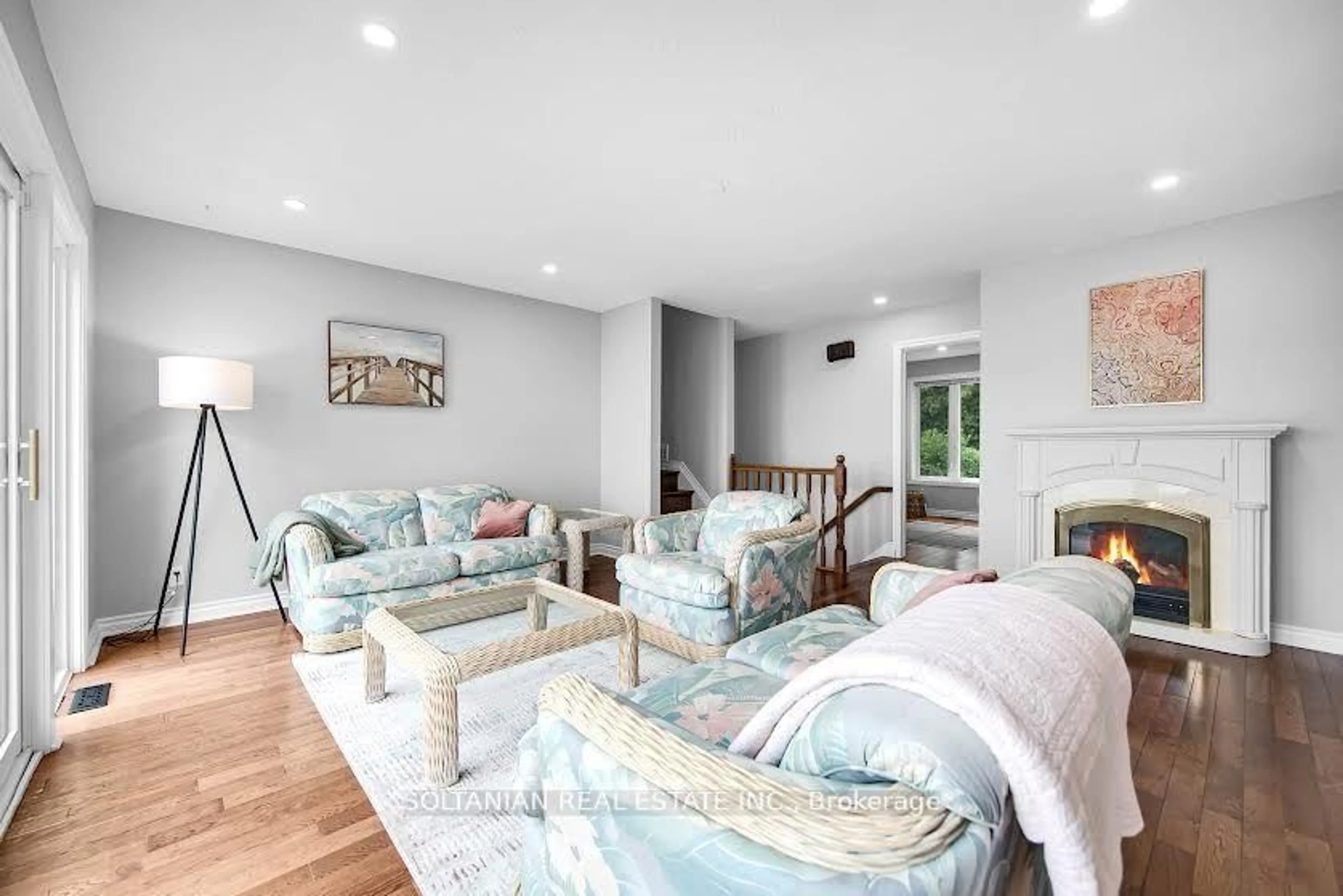 Living room with furniture, unknown for 341 Peek-A-Boo Tr, Tiny Ontario L9M 1R2