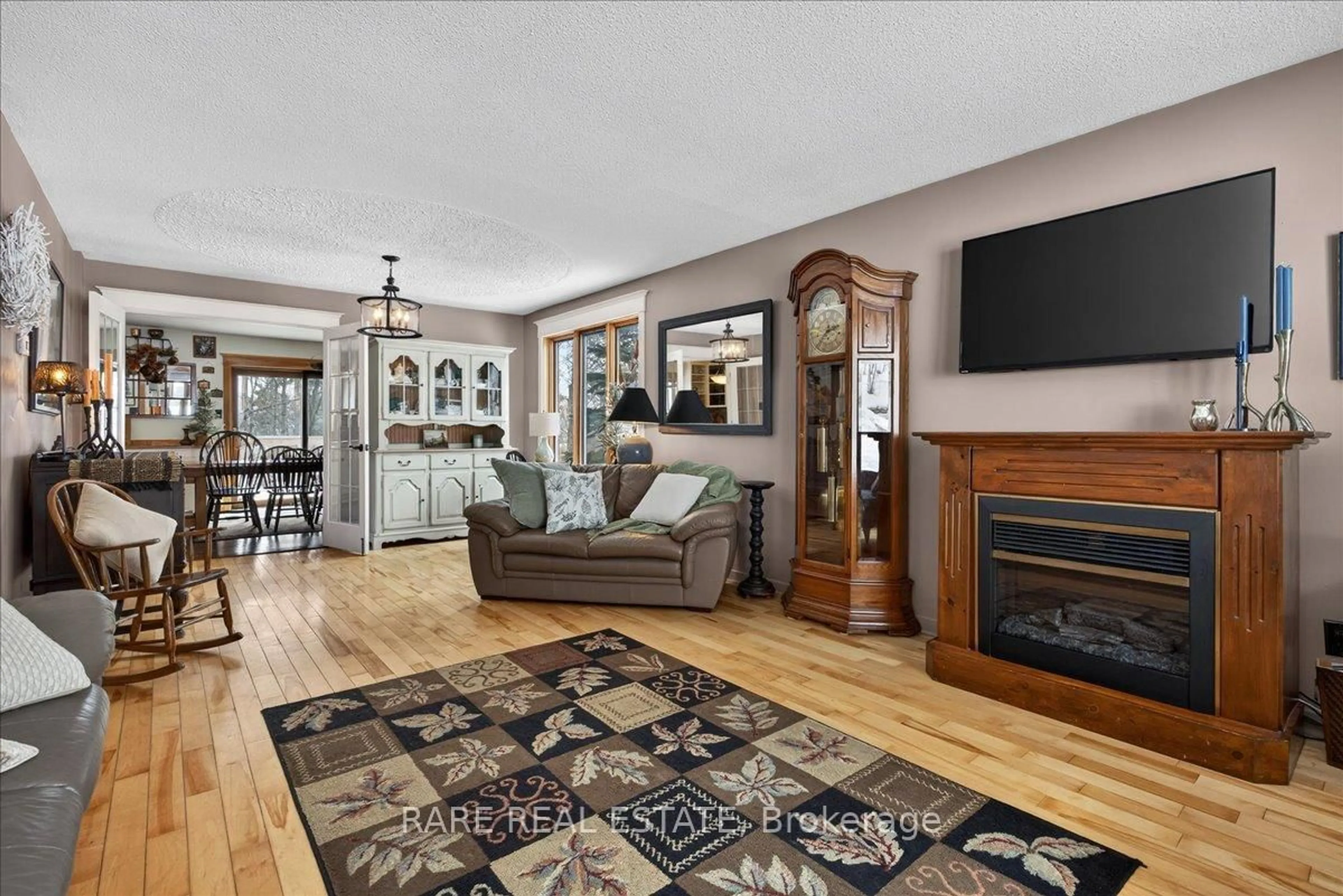 Living room with furniture, unknown for 7 Pine Spring, Oro-Medonte Ontario L4M 4Y8