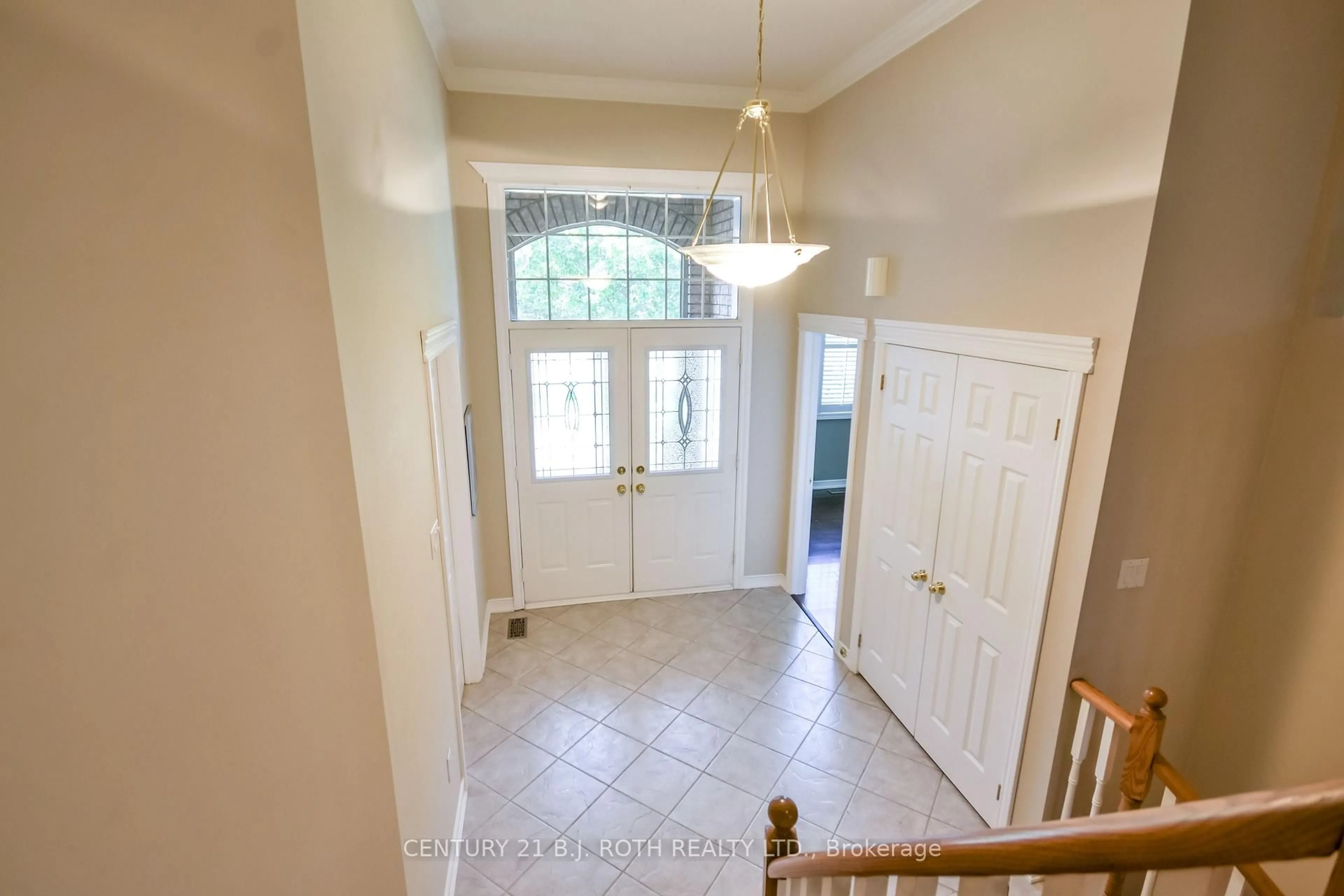 Indoor entryway for 112 Silver Birch Ave, Wasaga Beach Ontario L9Z 1N2