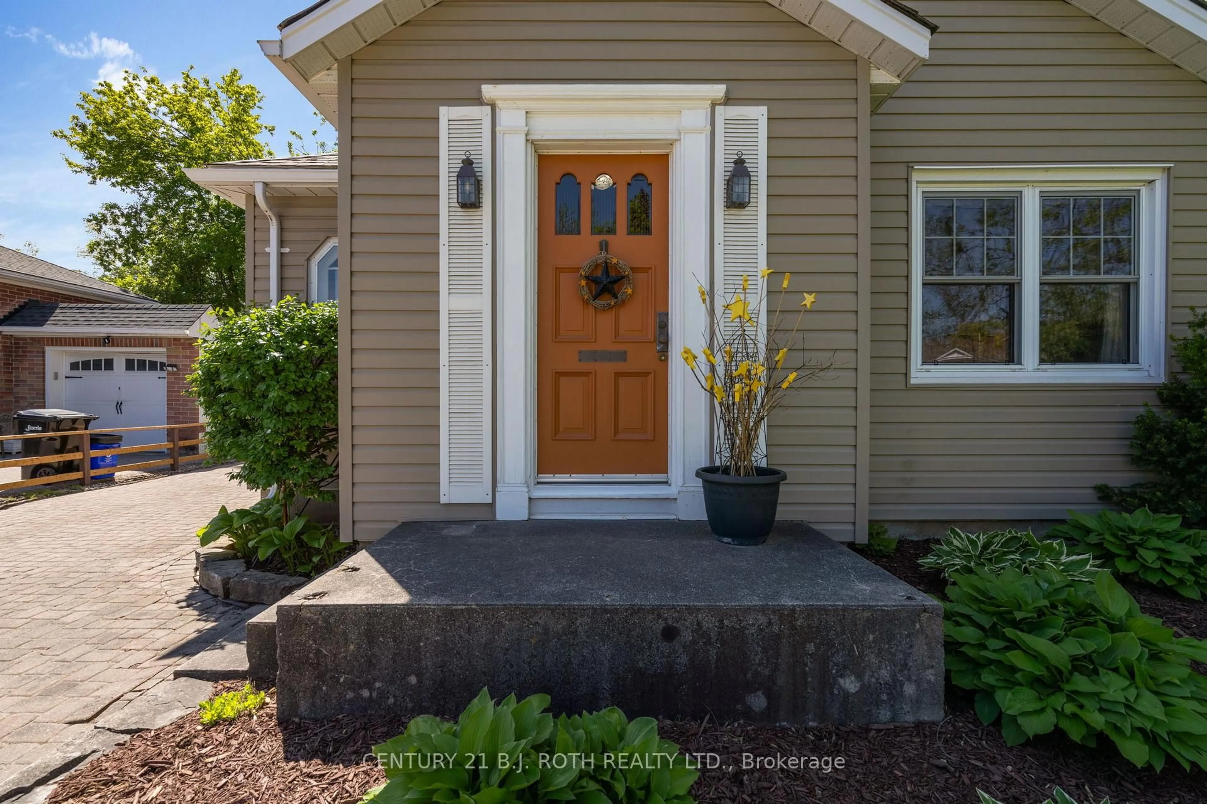 Indoor entryway for 51 Henry St, Barrie Ontario L4N 1C6
