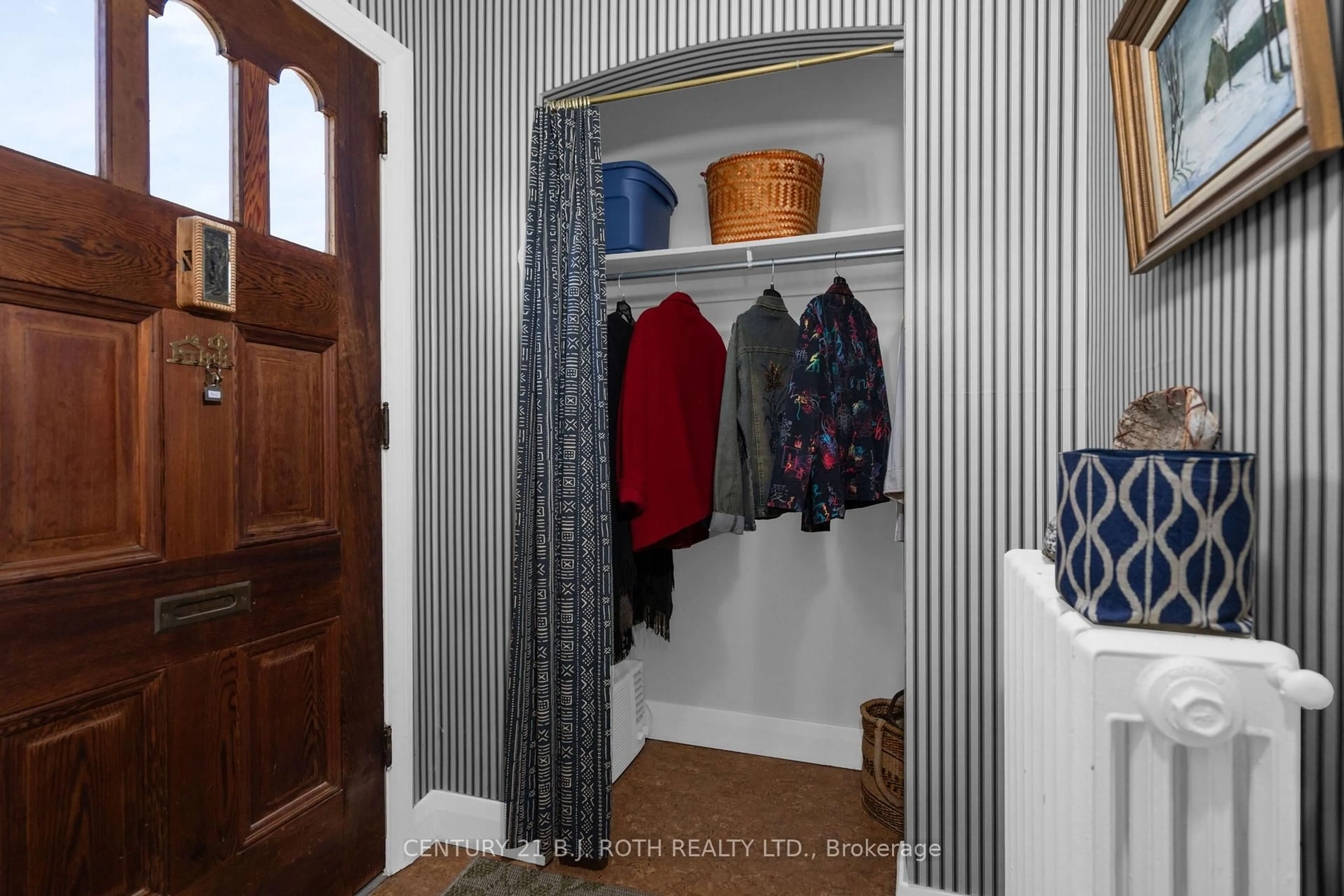 Indoor entryway for 51 Henry St, Barrie Ontario L4N 1C6