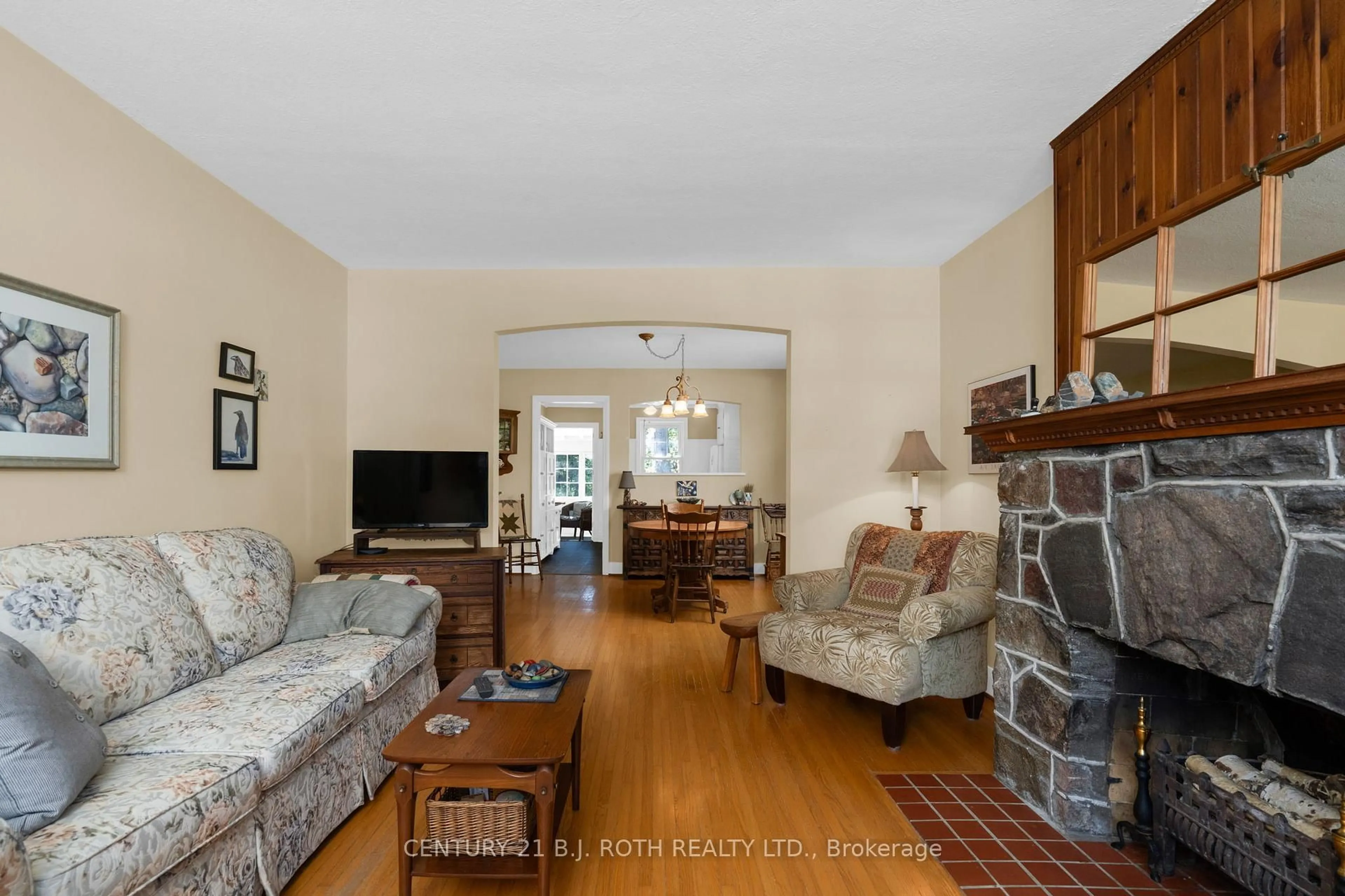 Living room with furniture, unknown for 51 Henry St, Barrie Ontario L4N 1C6