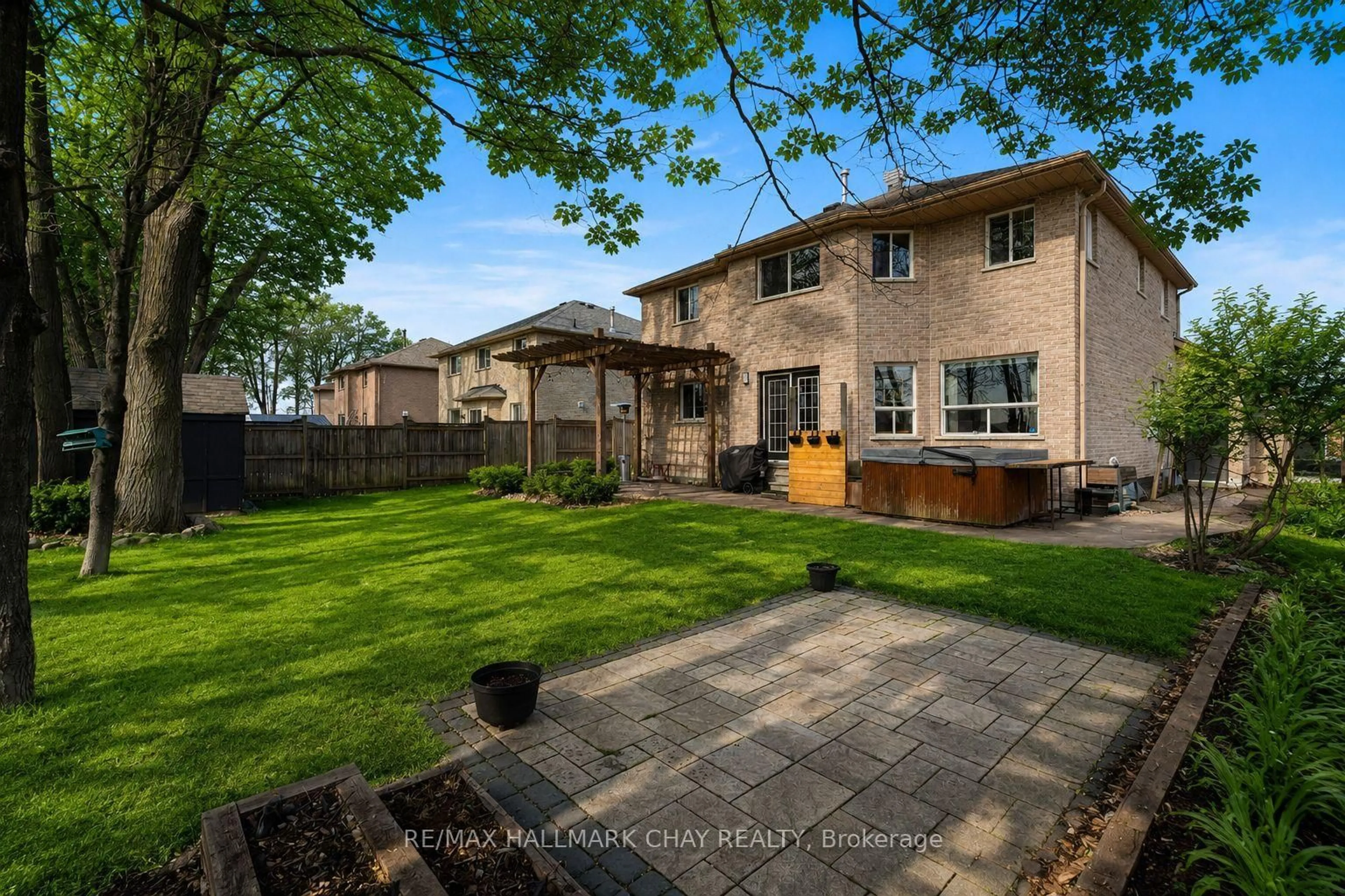 A pic from outside/outdoor area/front of a property/back of a property/a pic from drone, street for 63 Northview Cres, Barrie Ontario L4N 9T5