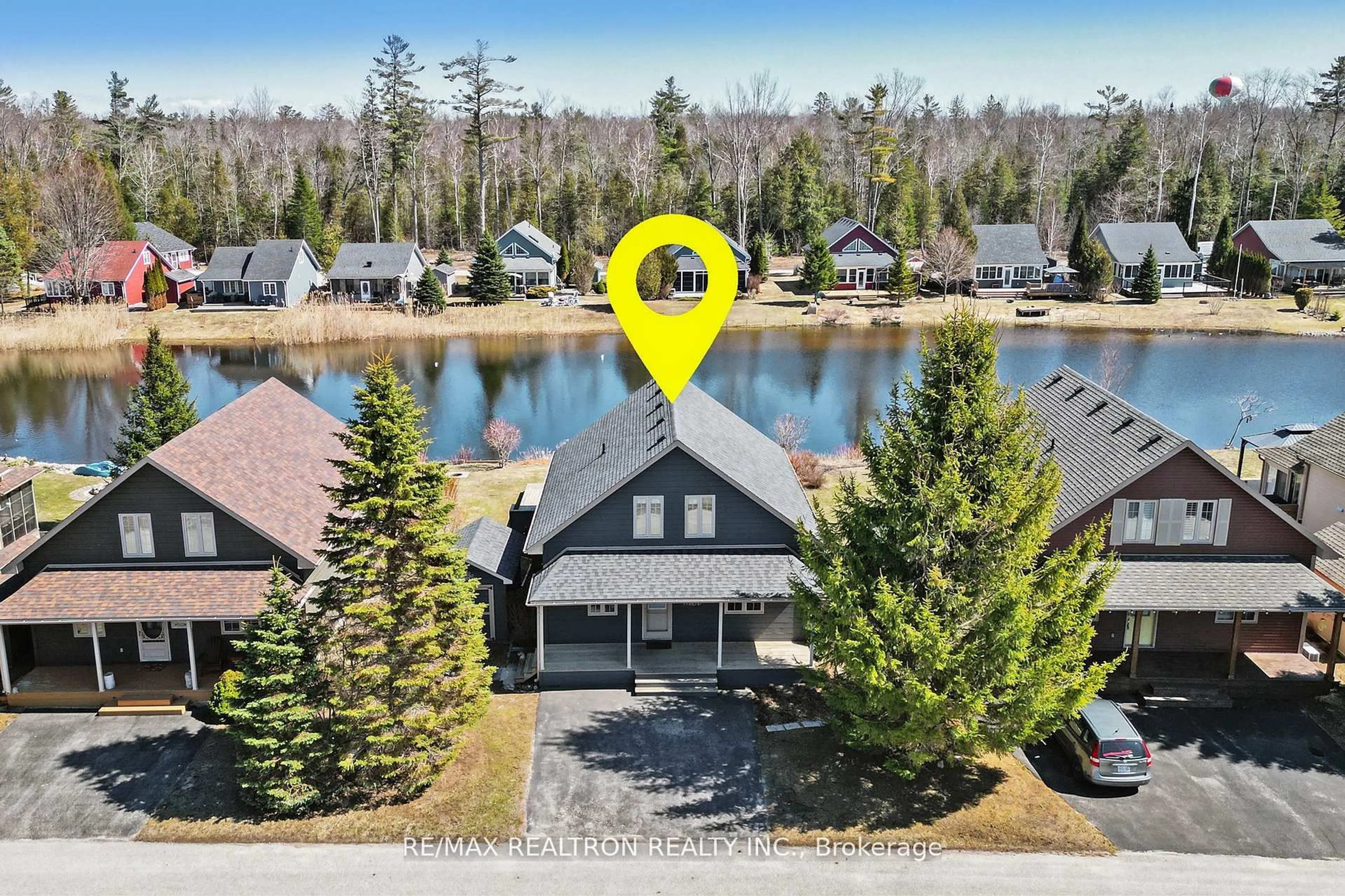 A pic from outside/outdoor area/front of a property/back of a property/a pic from drone, water/lake/river/ocean view for 43 Madawaska Tr, Wasaga Beach Ontario L9Z 1X7