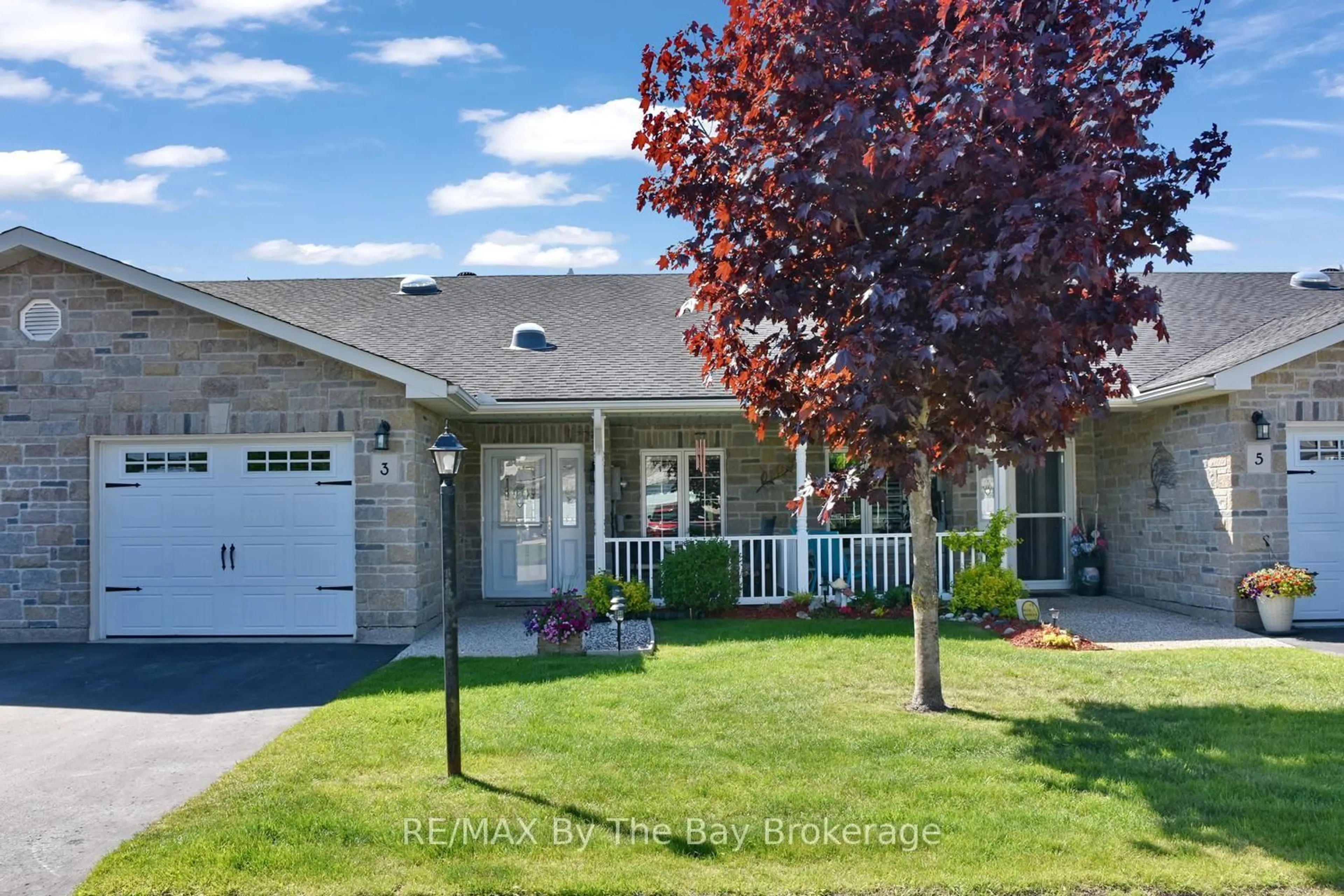 Home with vinyl exterior material, street for 3 Garden Grove Cres, Wasaga Beach Ontario L9Z 0E6