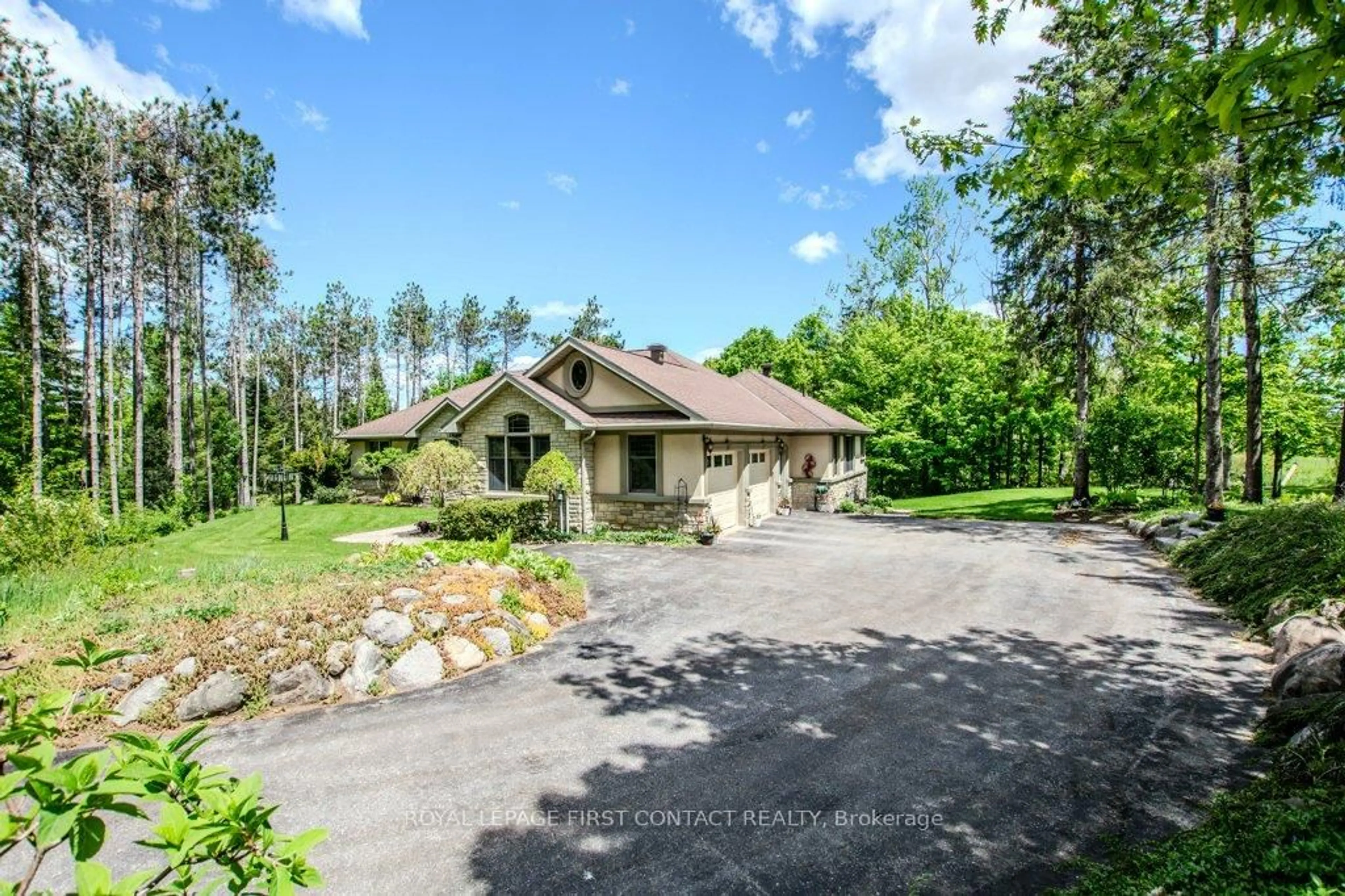 A pic from outside/outdoor area/front of a property/back of a property/a pic from drone, unknown for 7 Nevis Ridge Dr, Oro-Medonte Ontario L0L 1T0