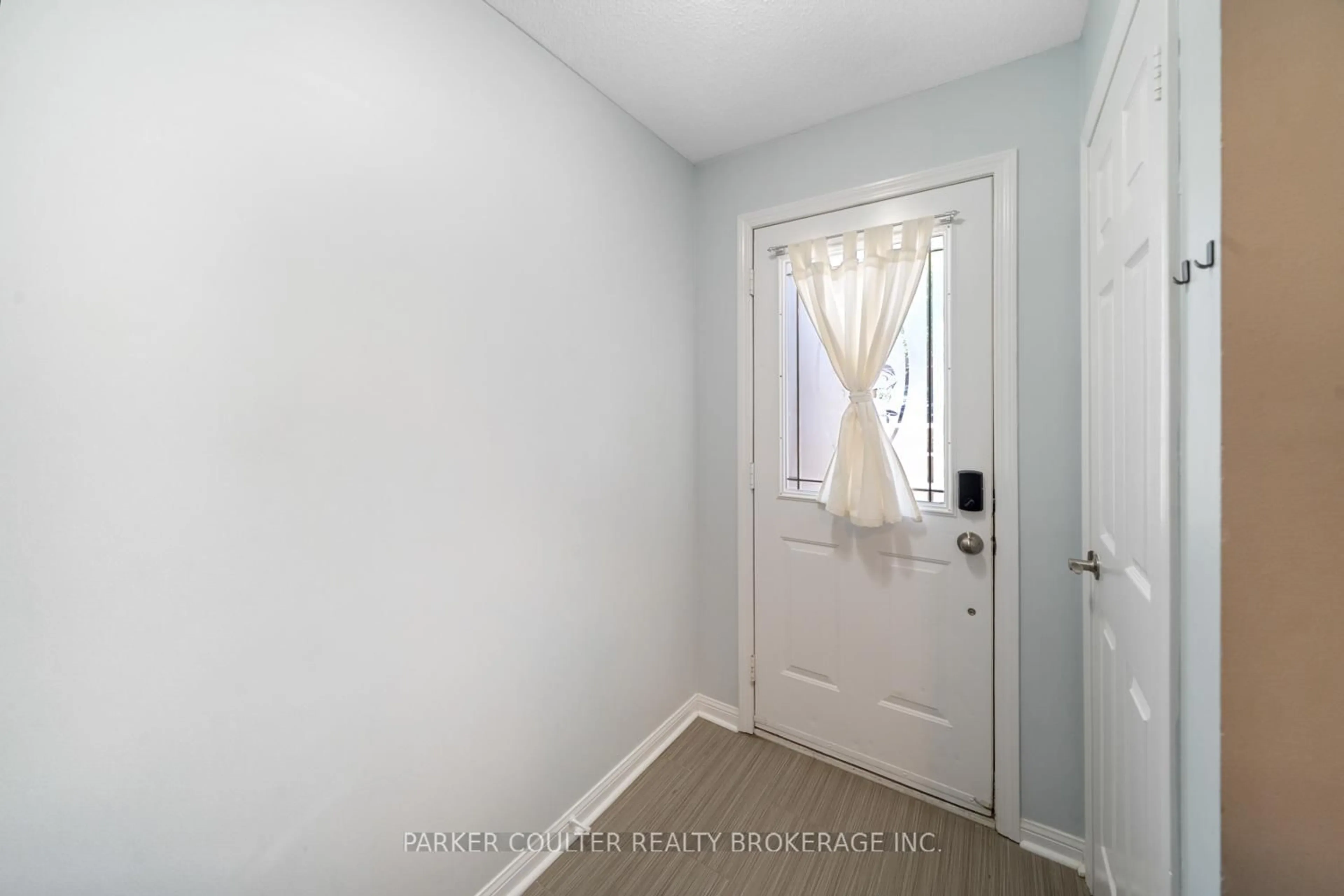 Indoor entryway for 237 Ferndale Dr #7, Barrie Ontario L4N 0T6