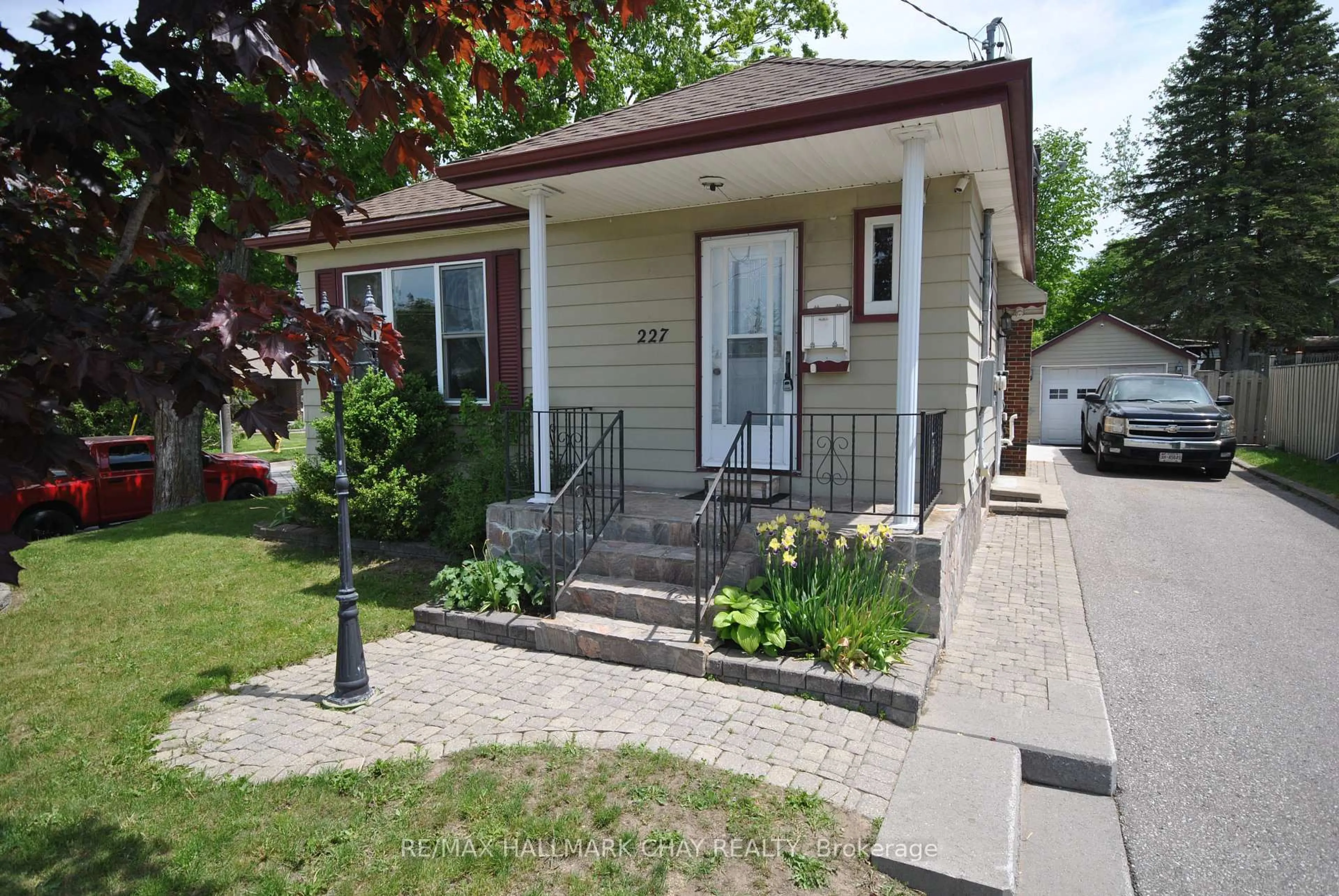 Unknown for 227 Duckworth St, Barrie Ontario L4M 3W8