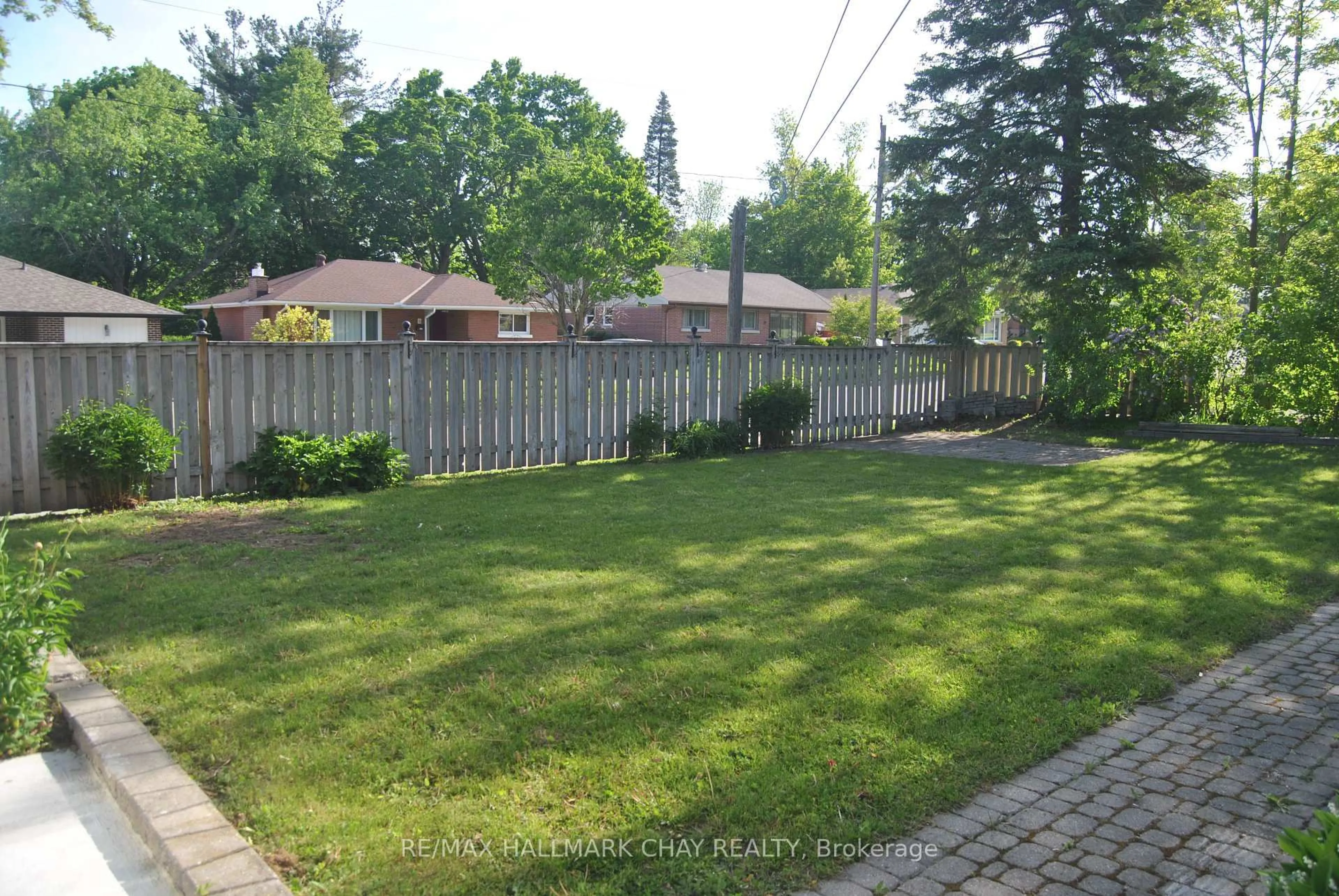 A pic from outside/outdoor area/front of a property/back of a property/a pic from drone, street for 227 Duckworth St, Barrie Ontario L4M 3W8