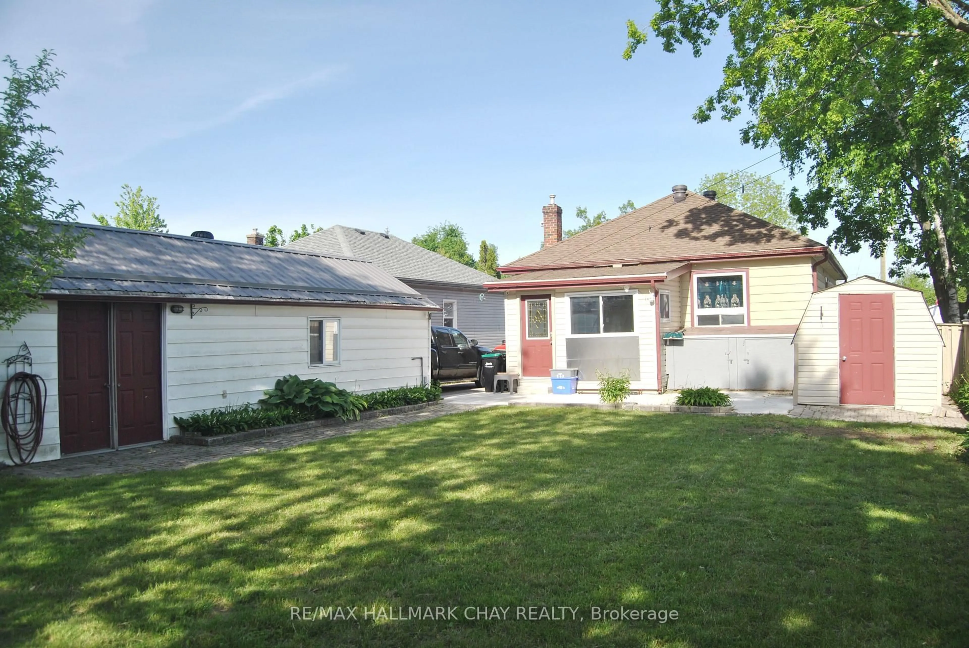 A pic from outside/outdoor area/front of a property/back of a property/a pic from drone, street for 227 Duckworth St, Barrie Ontario L4M 3W8